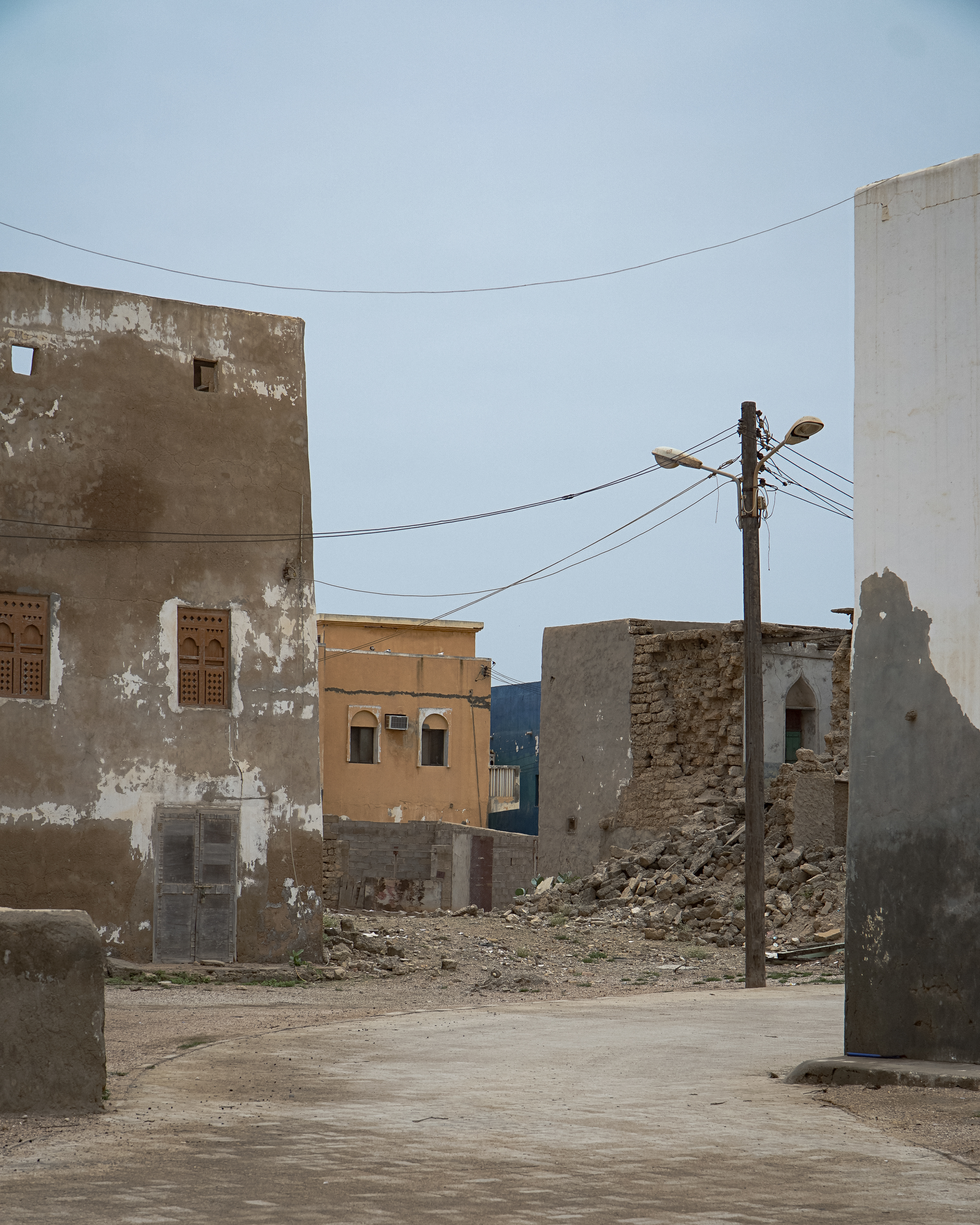 Abandoned and inhabited homes, Mirbat