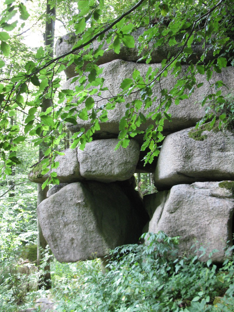 Die "Mausefalle" ist ein perfektes Beispiel für die typischen "Wollsackverwitterungen" des Waldsteins.