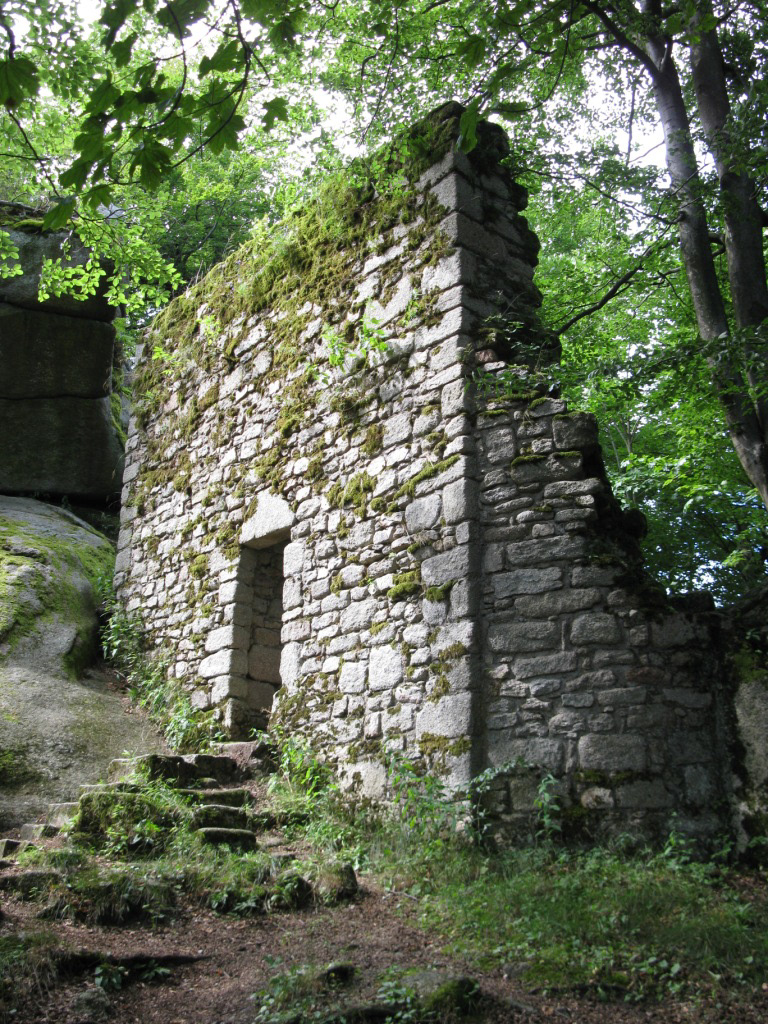 Die Kapellenruine der "Ostburg" aus dem Hochmittelalter.