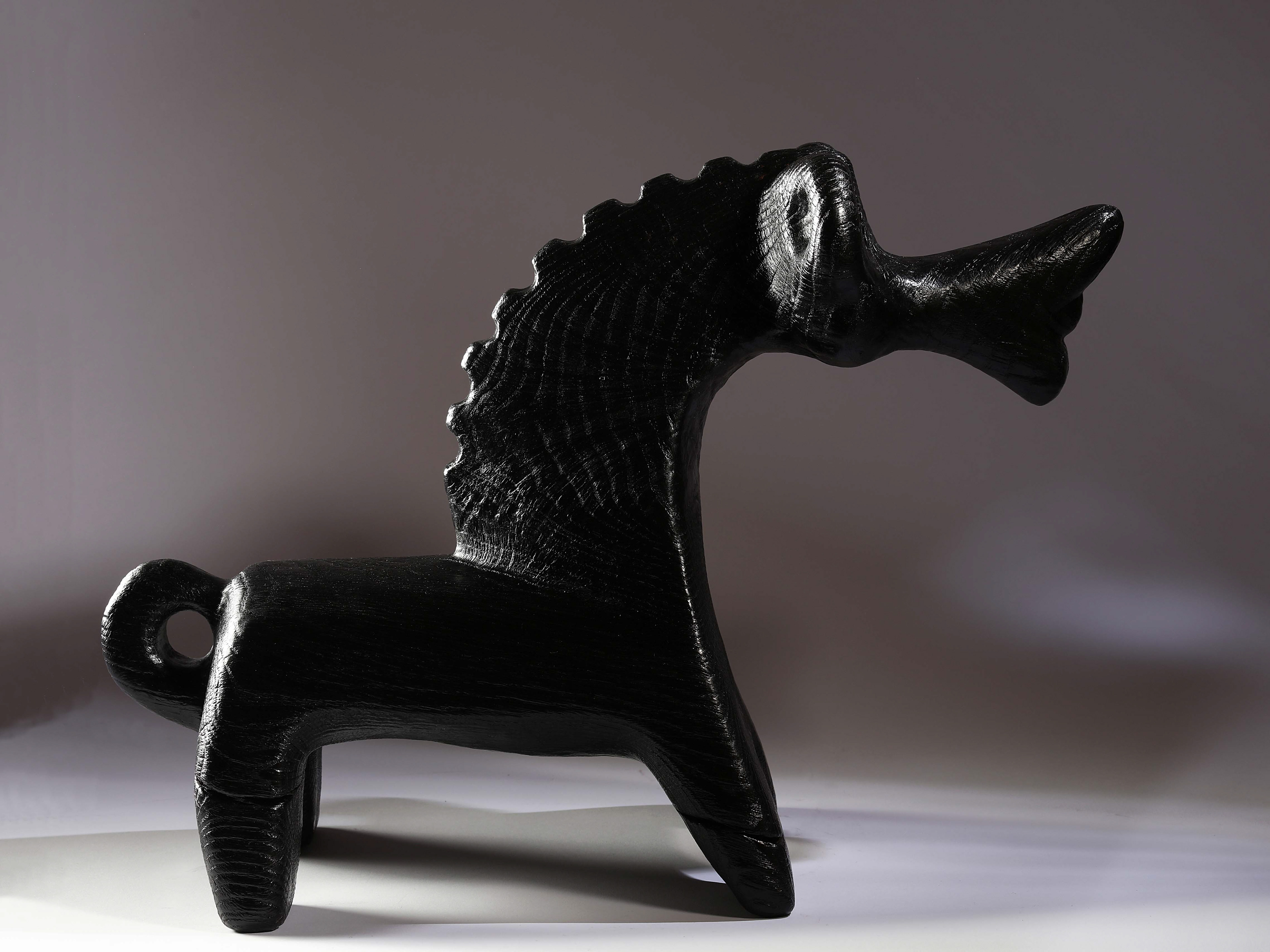 Mått ca. 52 x 22 x (höjd) 38 cm.