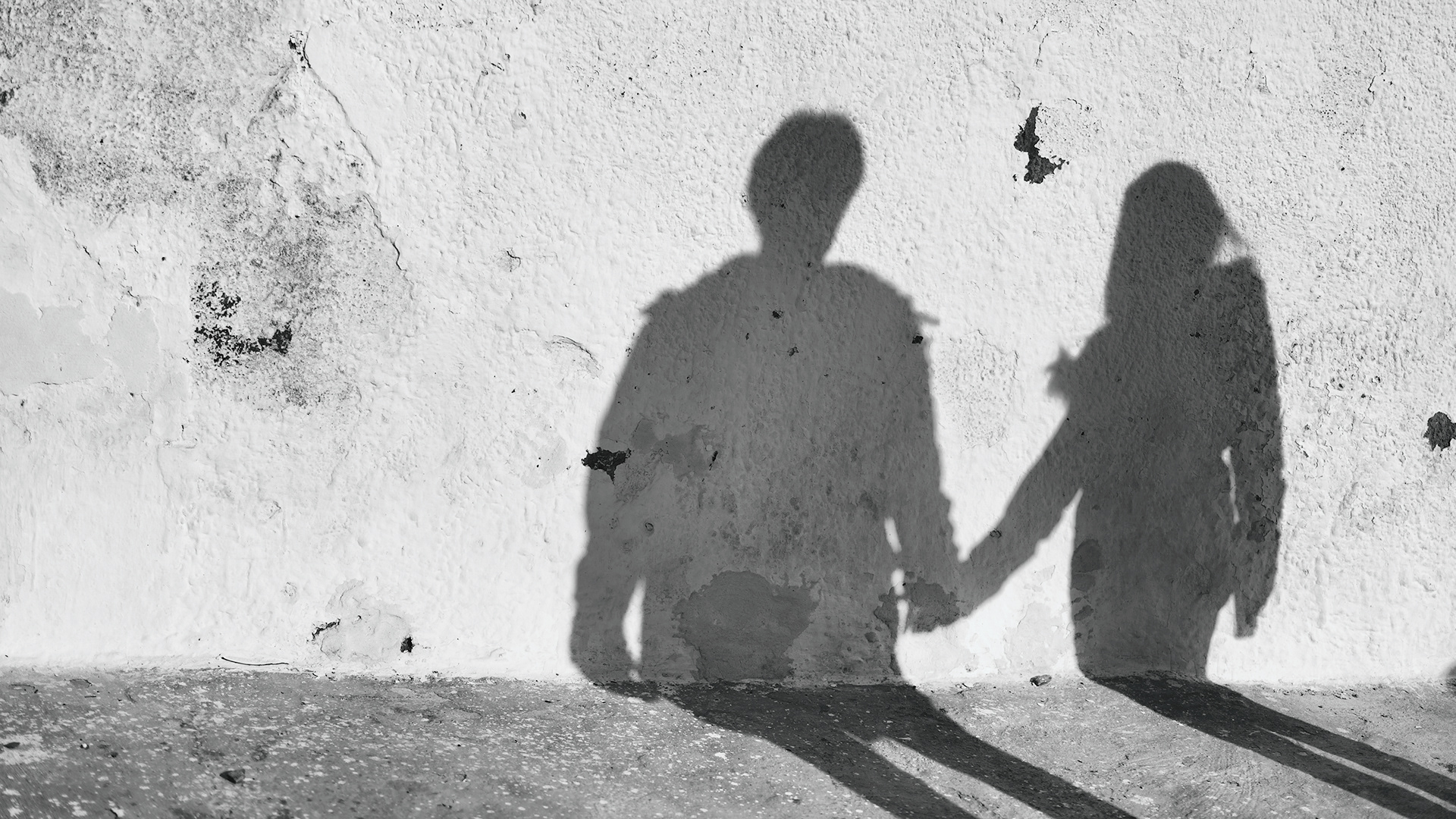 Amor: 1. Sentimiento intenso del ser humano que, partiendo de su propia insuficiencia, necesita y busca el encuentro y unión con otro ser. 4. Tendencia a la unión sexual.