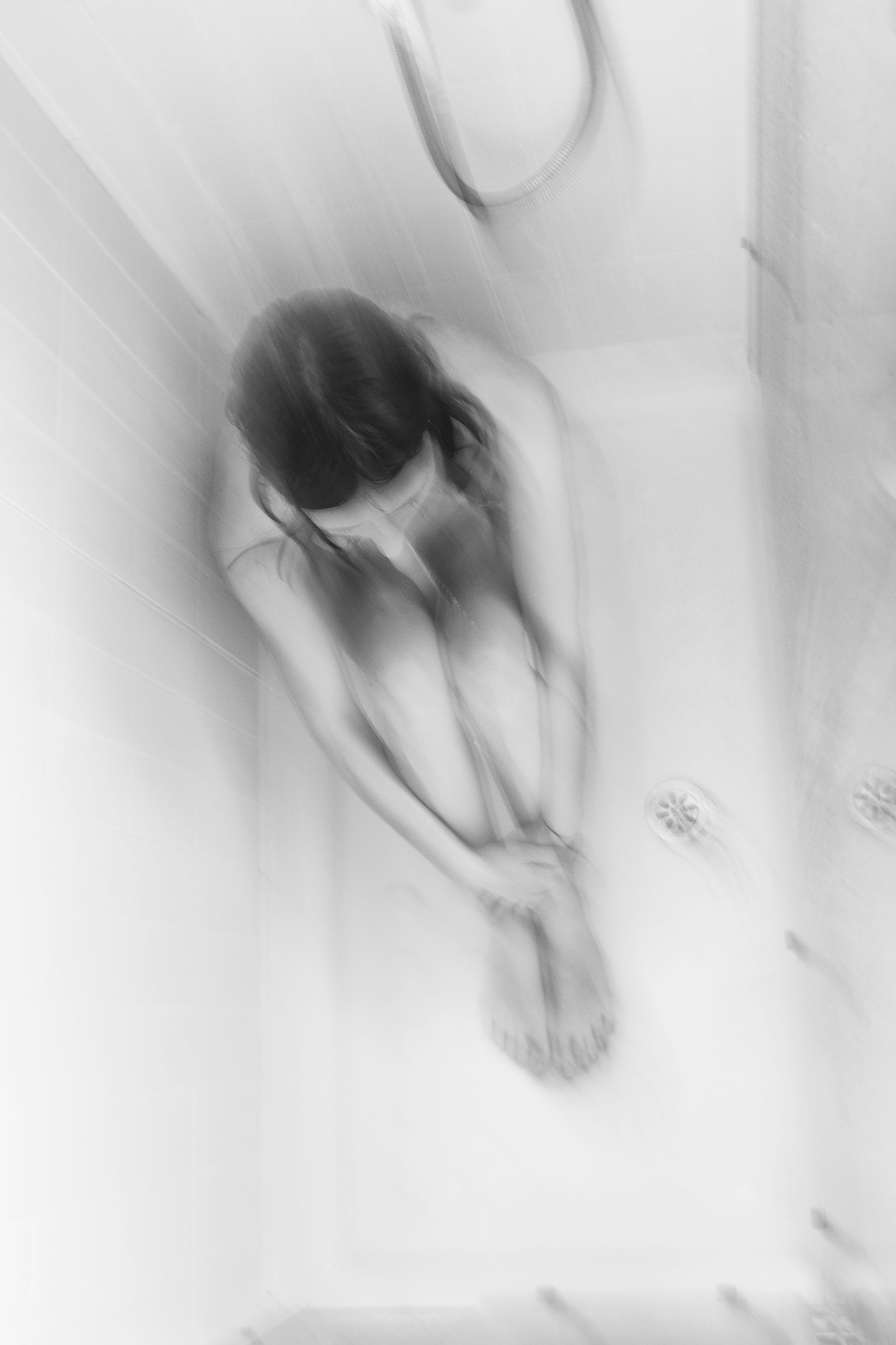 Ansiedad: 1. Estado de agitación, inquietud o zozobra del ánimo. 2. Angustia que suele acompañar a muchas enfermedades, en particular a ciertas neurosis, y que no permite sosiego a los enfermos.