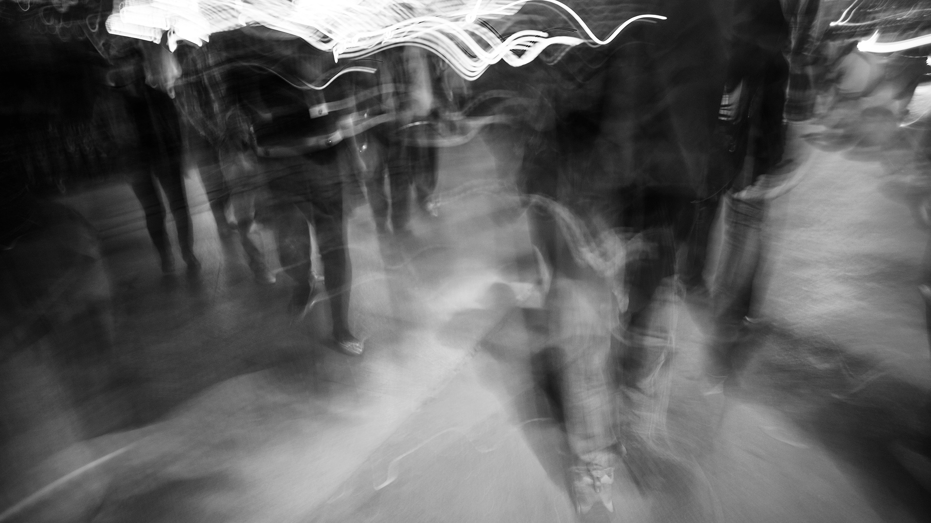 Caminé entre conocidos y aguanté las embestidas de sus lenguas.