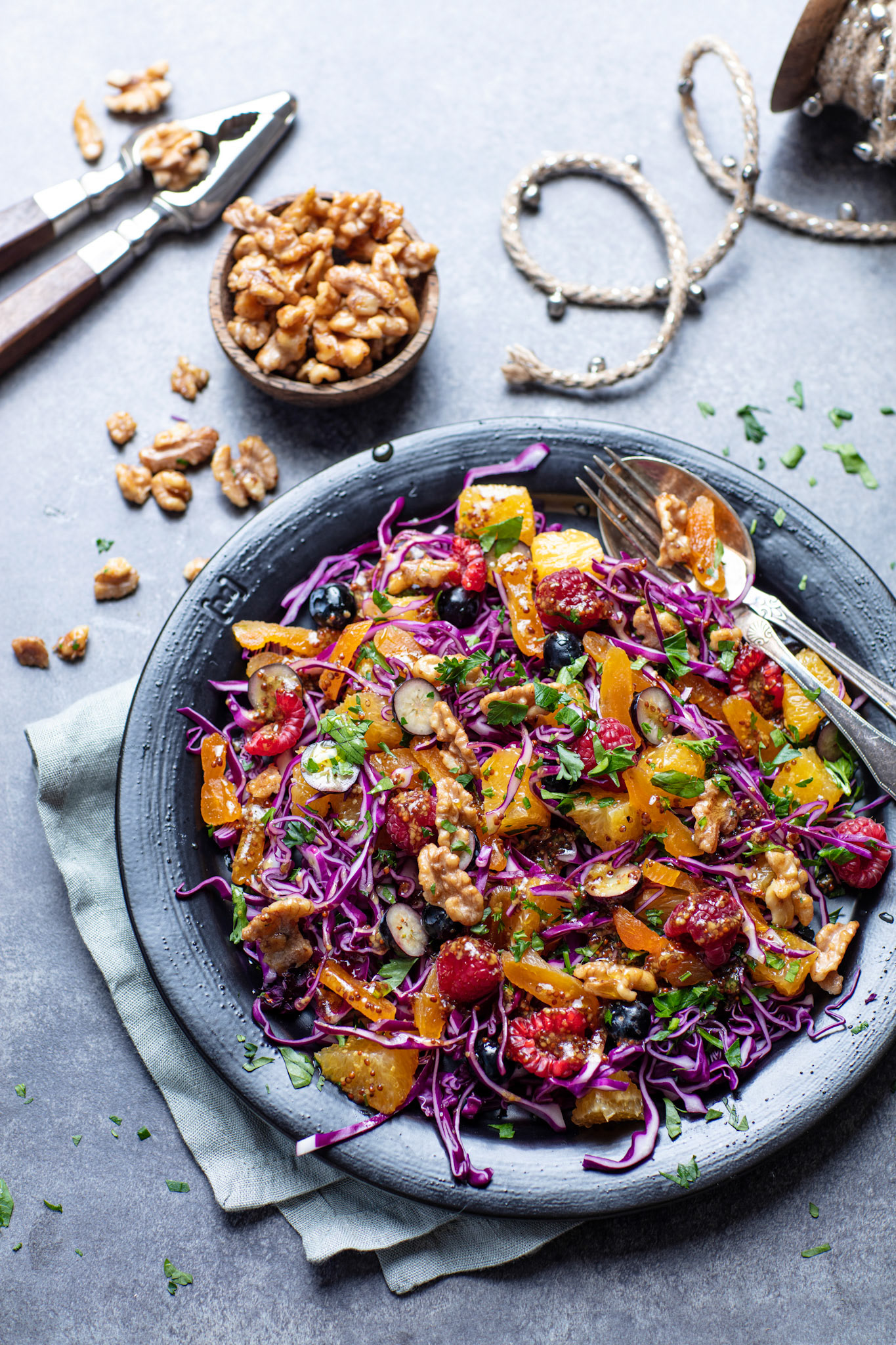 Rødkålsalat med frukt og nøtter. Foto: Stian Broch, Godt, VG Foto: Stian Broch, Godt, VG