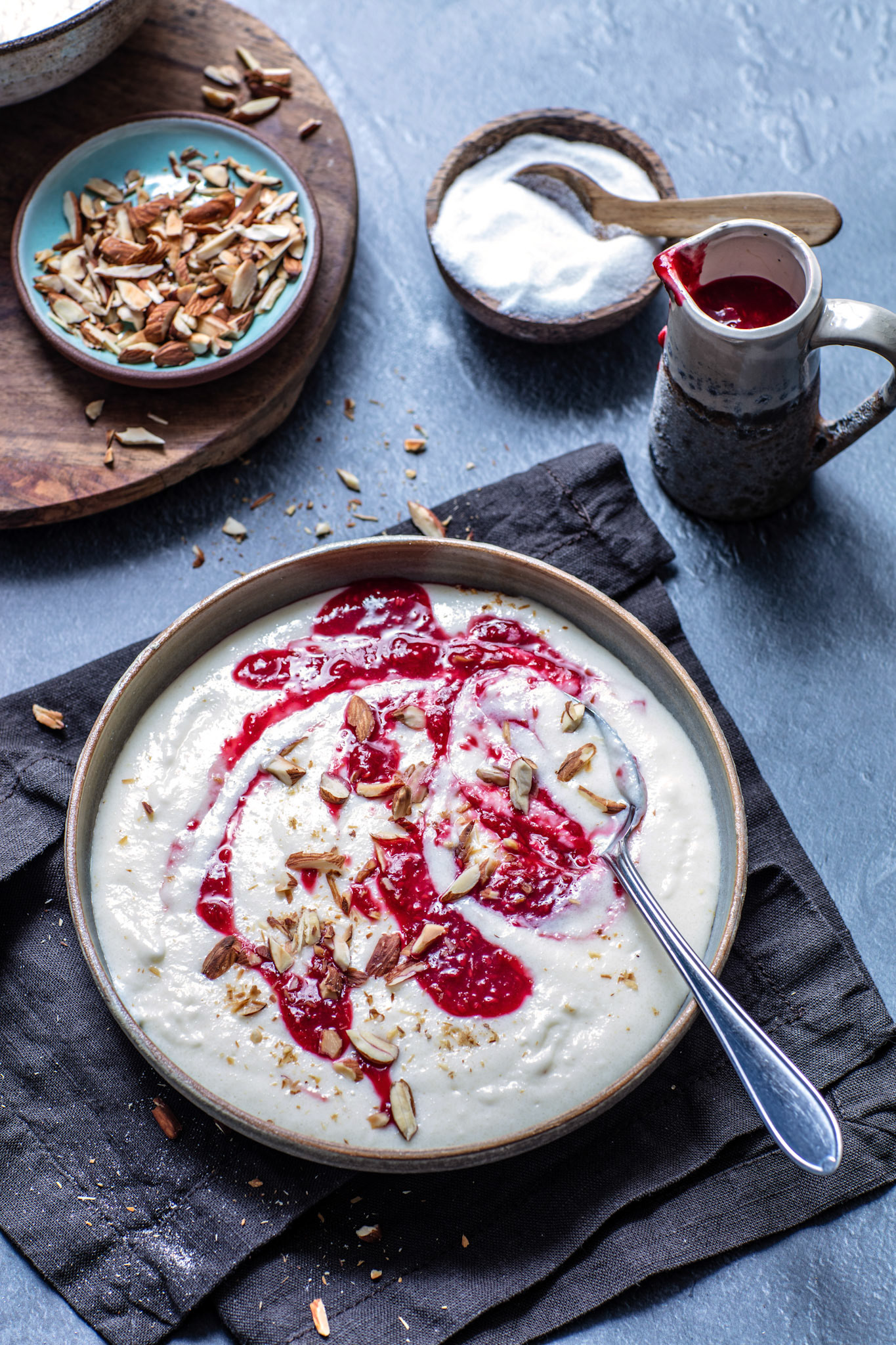 Semulegrøt med bringebærsaus og mandler. Foto Stian Broch, godt.no, VG