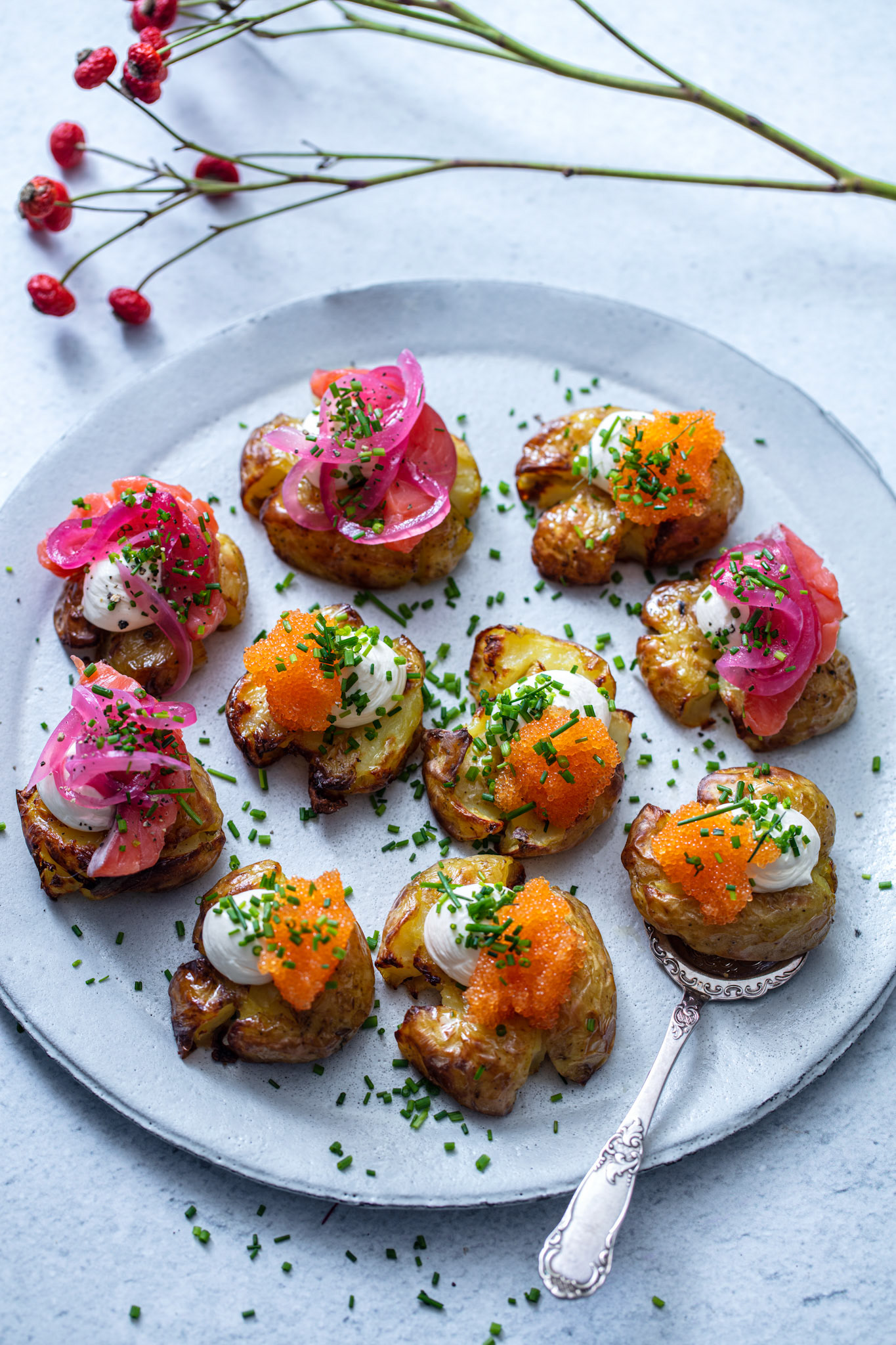 Stekte mandelpoteter med rakfisk og løyrom. Foto: Stian Broch, Godt, VG