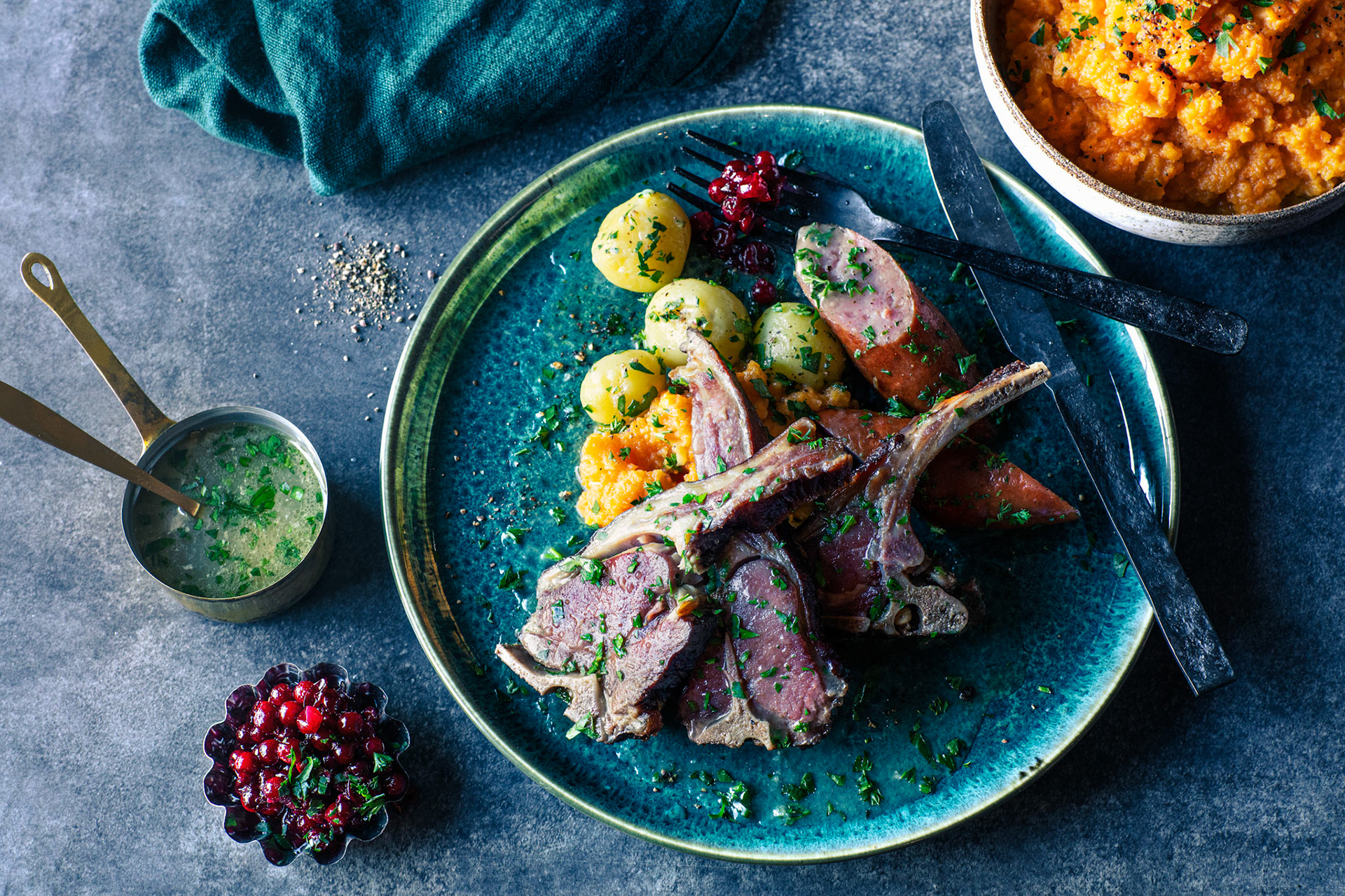 Pinnekjøtt med kålrotstappe og dampede poteter. Foto: Stian Broch, Godt, VG