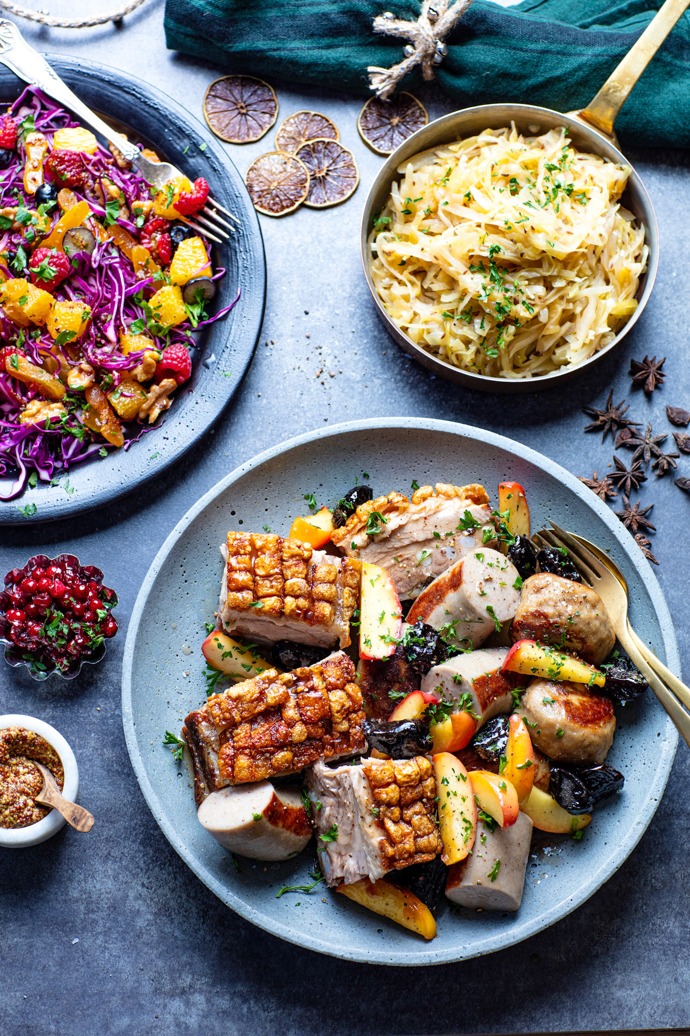 Ribbe med pølser, surkål,  svisker og epler. Foto: Stian Broch, Godt, VG
