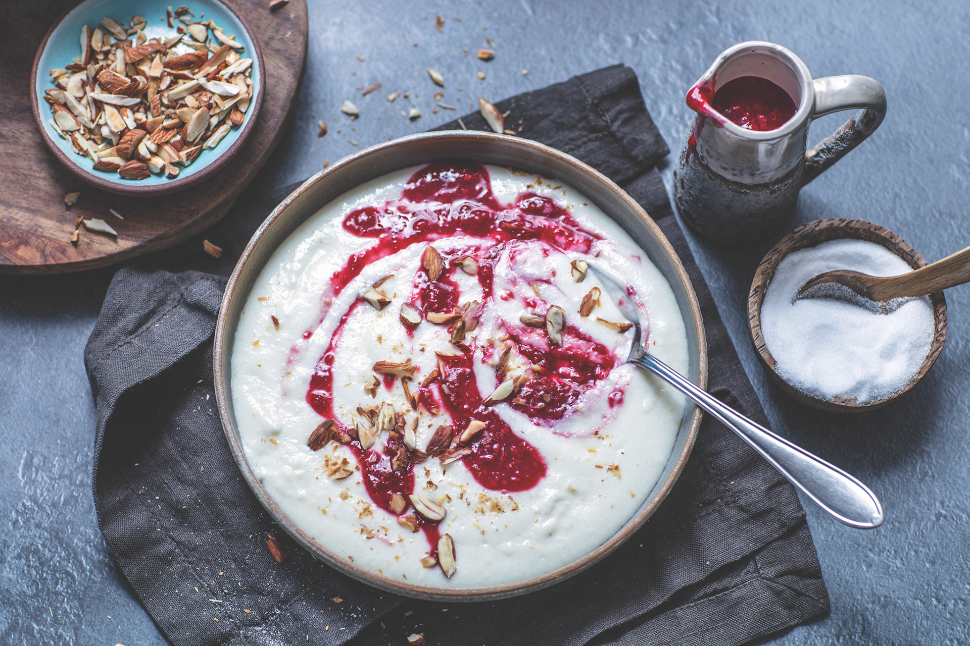 Semulegrøt med bringebærsaus og mandler retro look. Foto Stian Broch, godt.no, VG