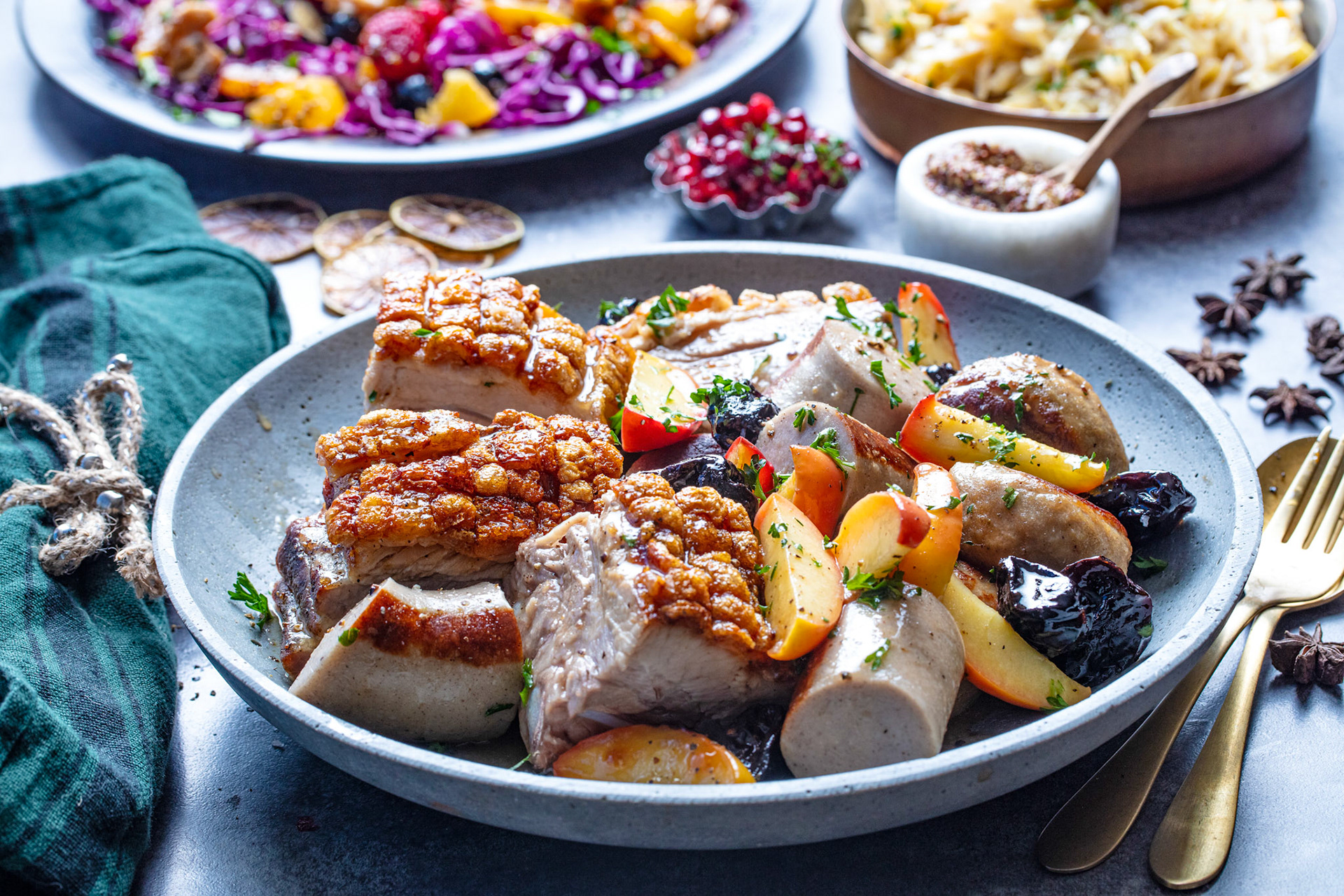 Ribbe med pølser, surkål,  svisker og epler. Foto: Stian Broch, Godt, VG