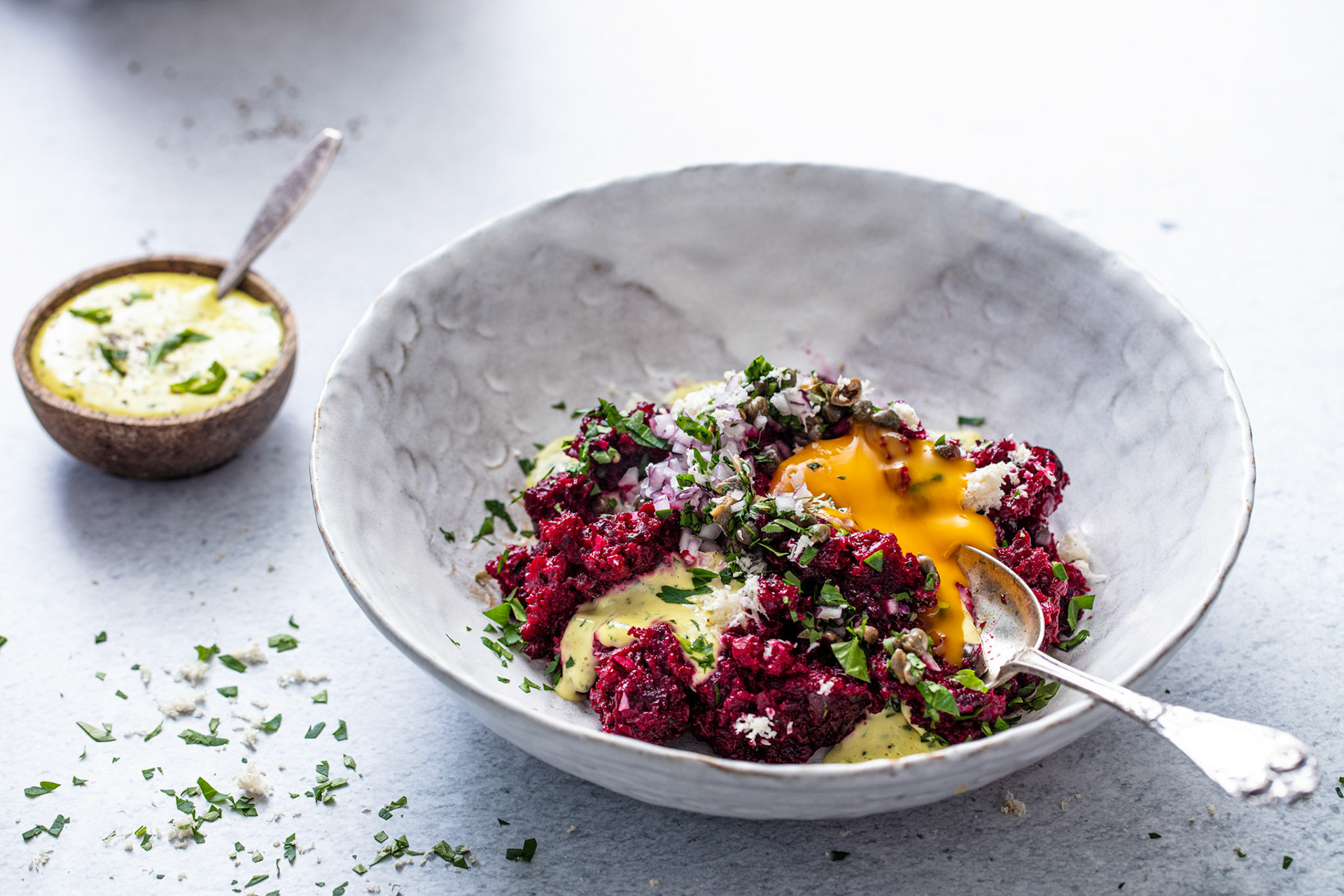 Rødbetetartar med sprukket eggeplomme  foto: Stian Broch, Godt, VG