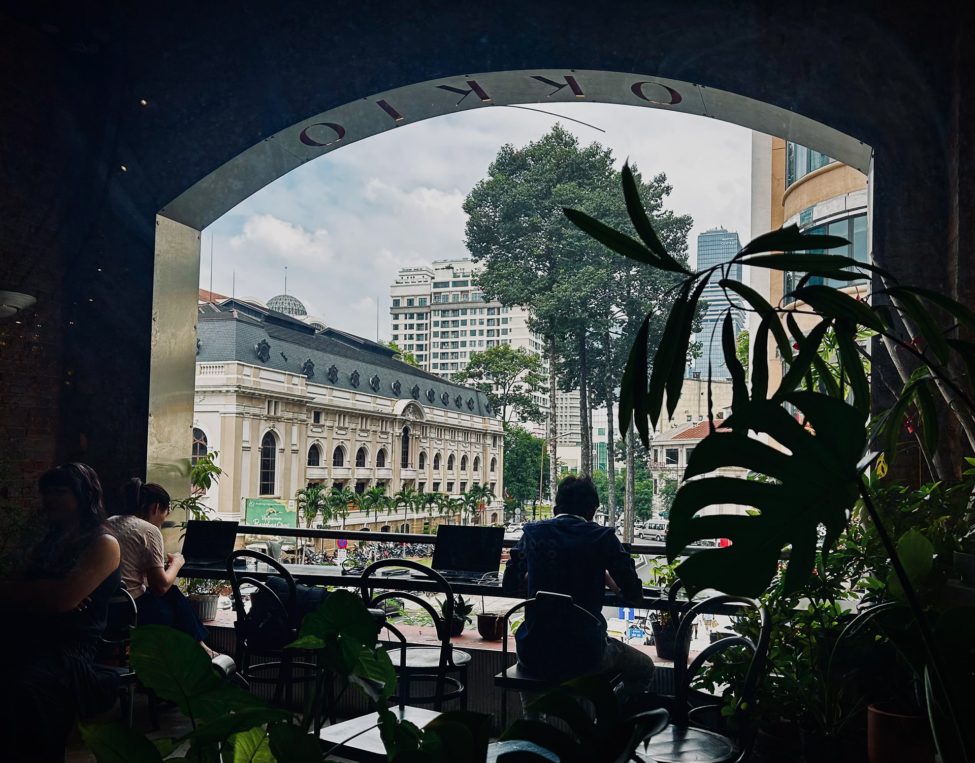 Une petite pause dans un café avec vue sur l'Opera (Prise sur Iphone 14)