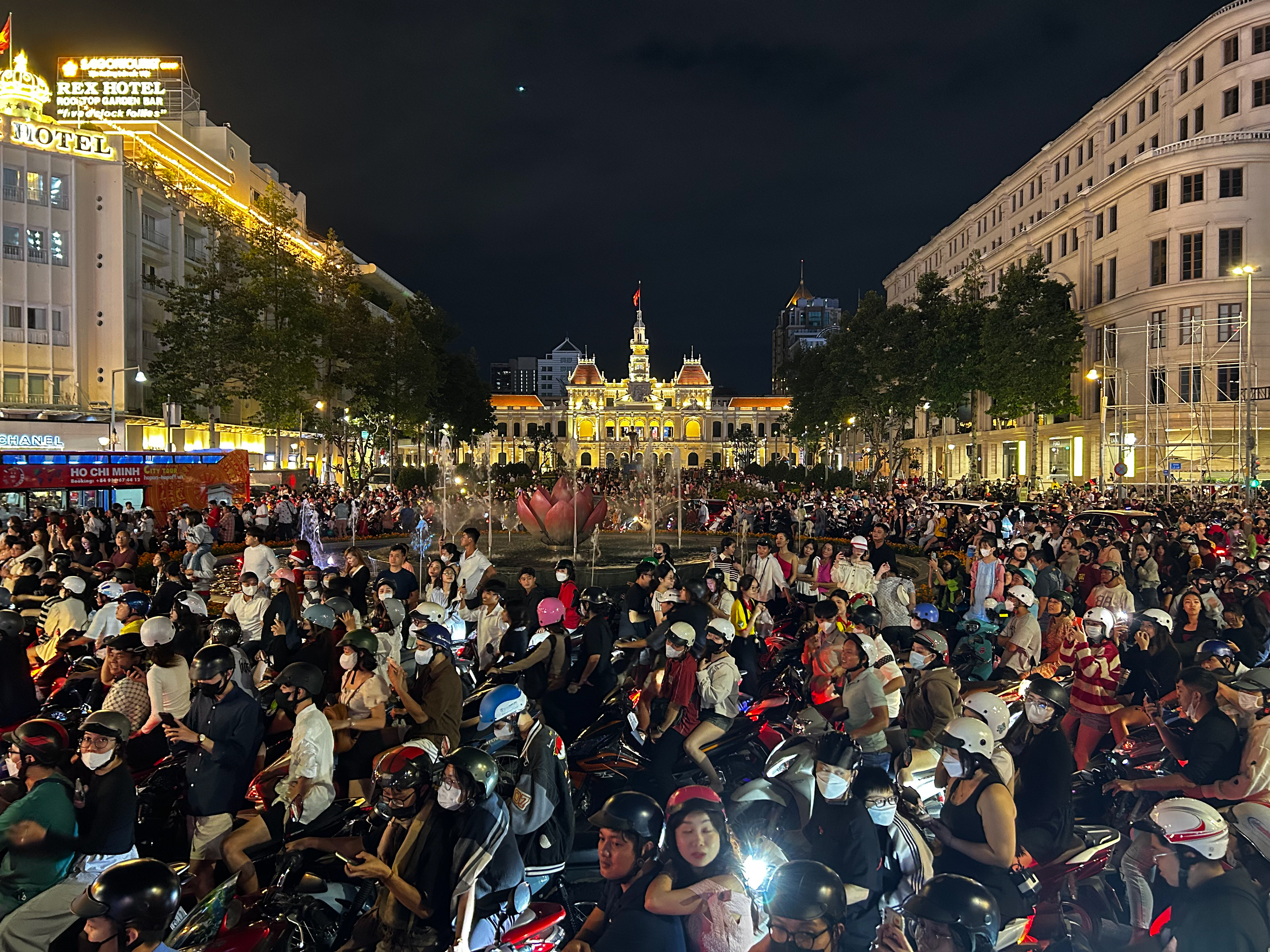 Le soir de Noë, face à l'hotel de ville (Prise sur Iphone 14)