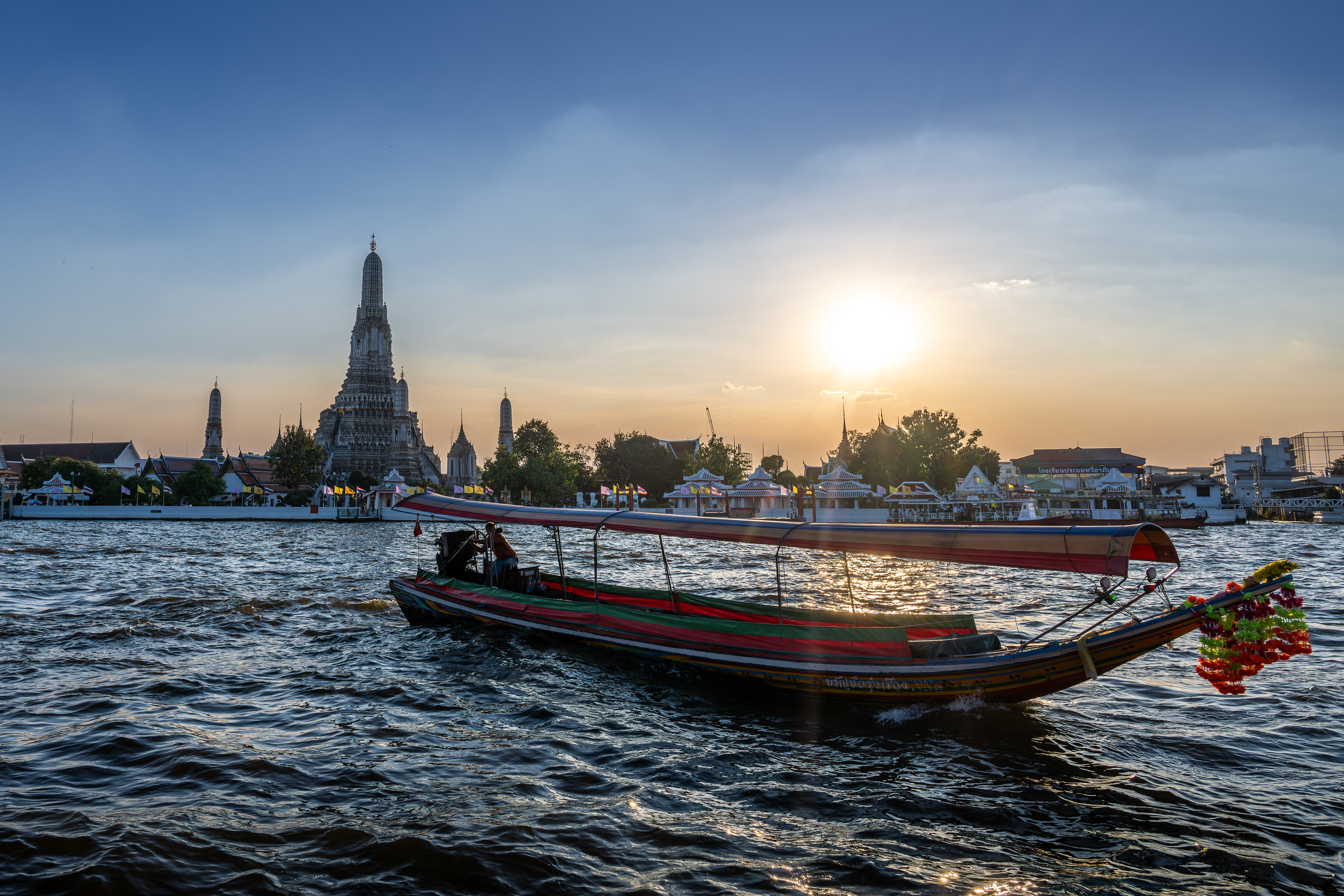 Un water taxi devant Wat Arun