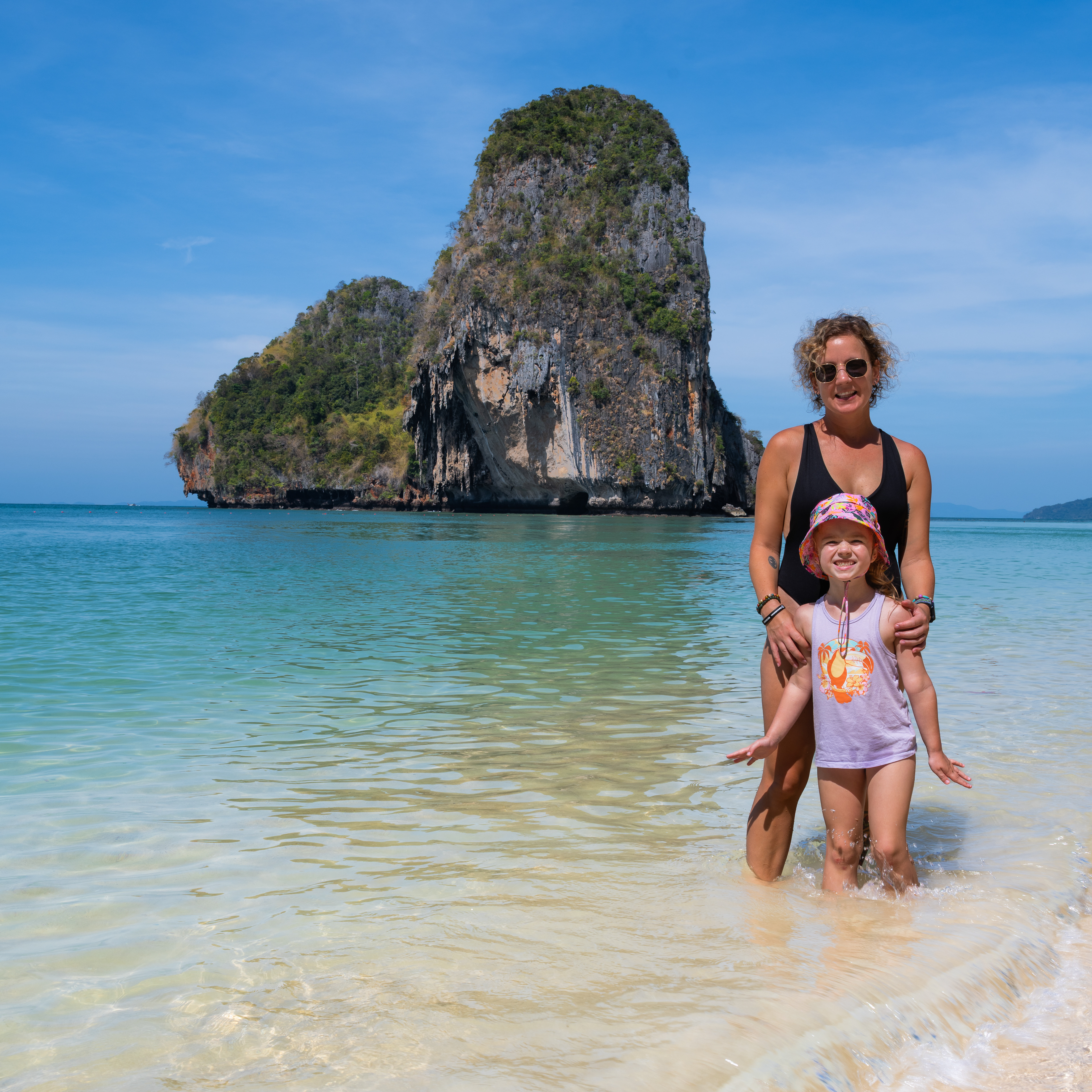 Heureuses les pieds dans l'eau turquoise