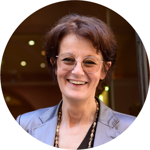 Caroline Bouvier, Dessin et création de la robe d'Isaure