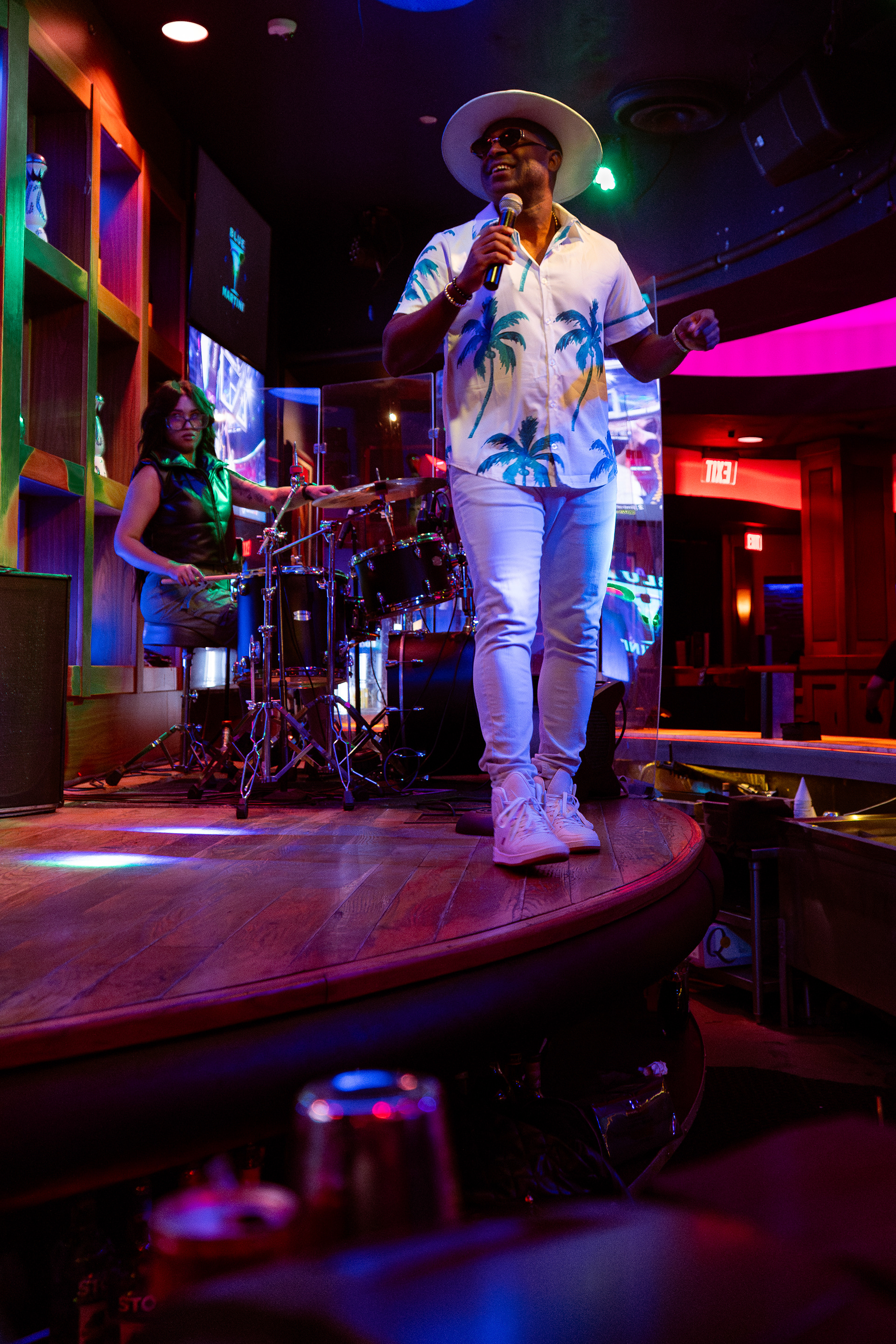 33mm  f/4  1/100 sec  ISO 8000