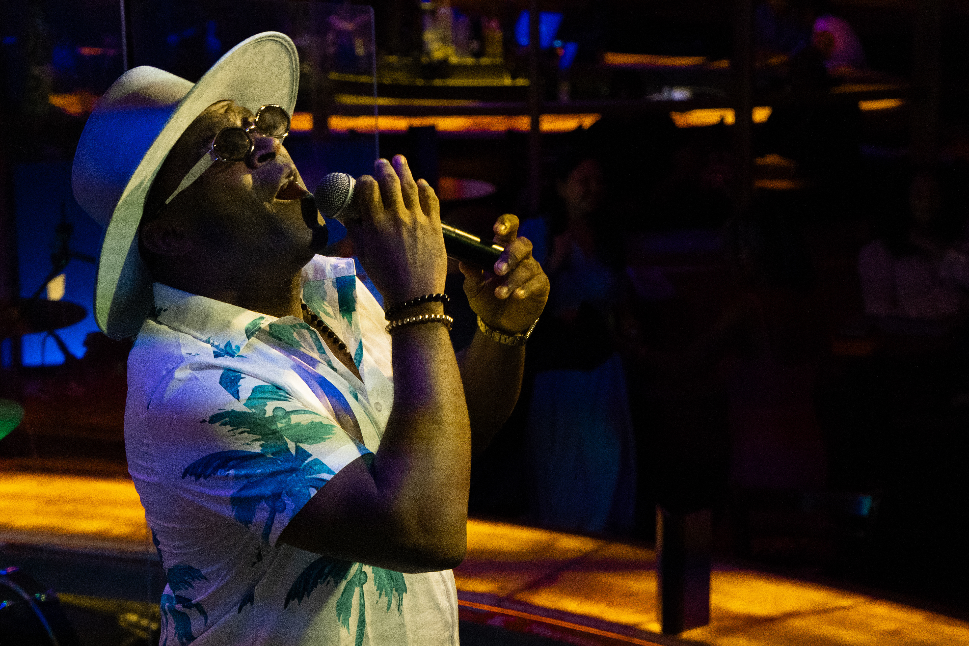 70 mm  f/5.6  1/200 sec  ISO 10000