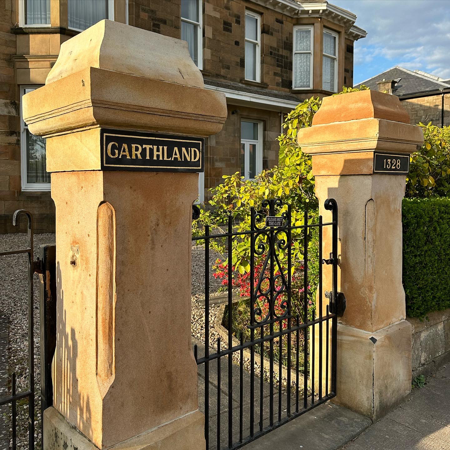 Example of a pair of gold leaf on sandstone pillars