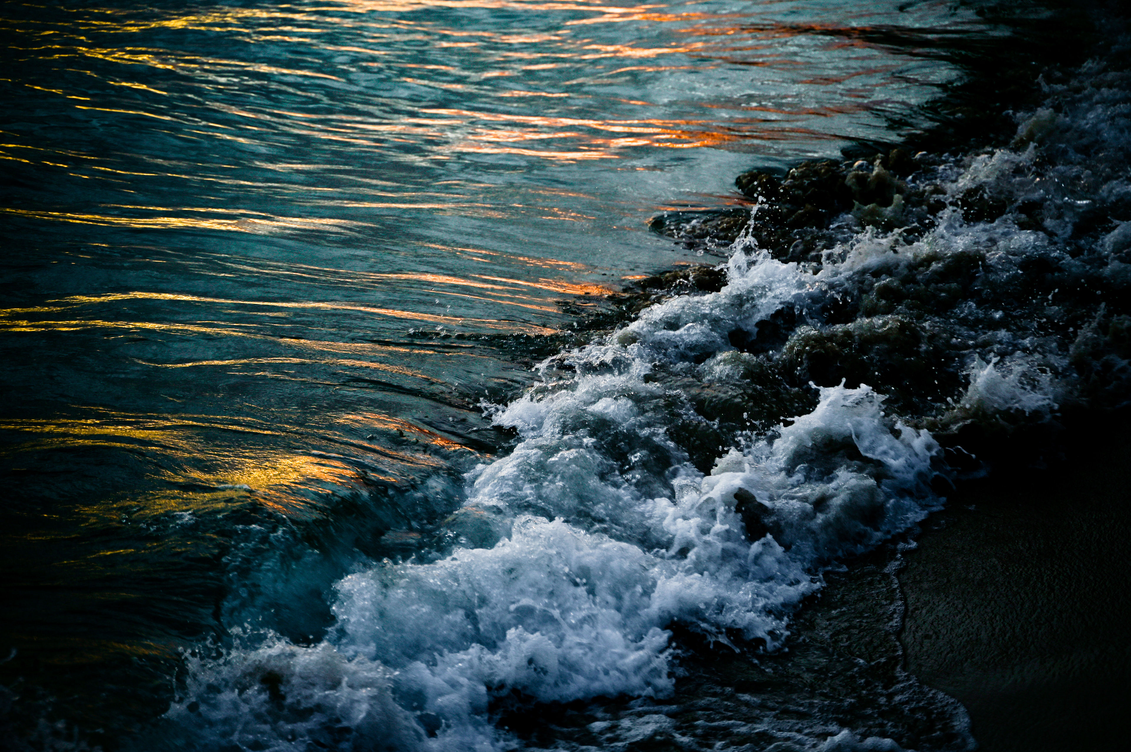 06/14/2023 Hawaii Waikiki Beach Sunset Wave