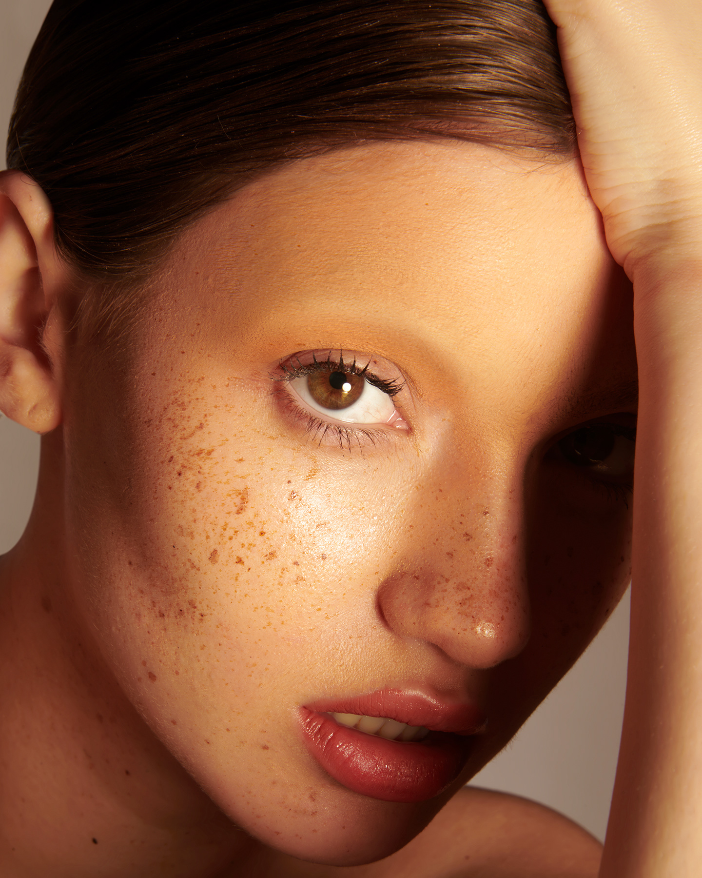 CLEAN AND DEWY SKIN FINISH WITH FRECKLES & NO EYEBROW