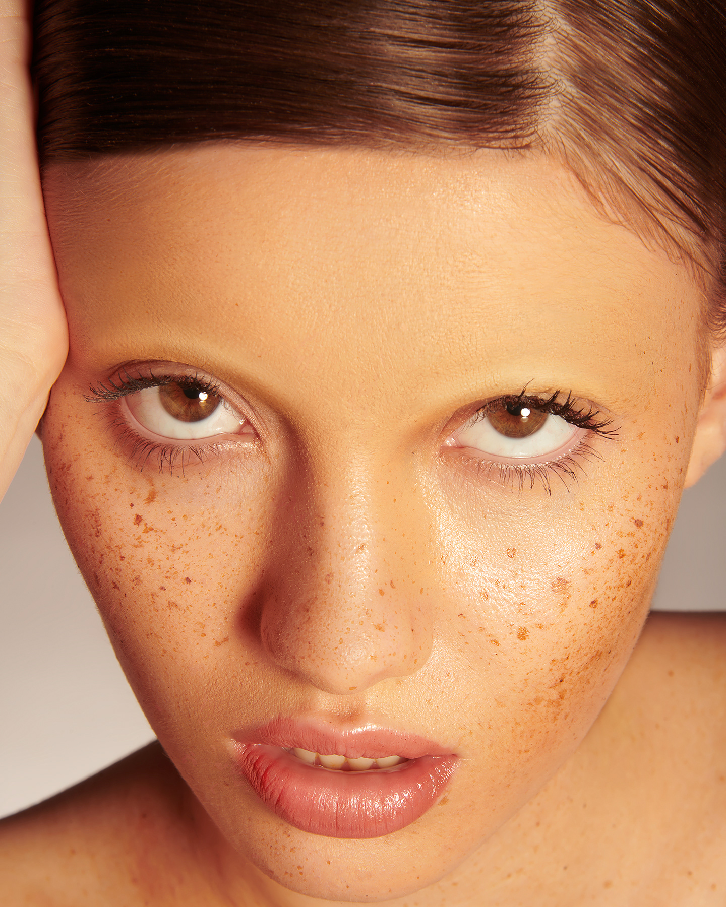 CLEAN AND DEWY SKIN FINISH WITH FRECKLES & NO EYEBROW