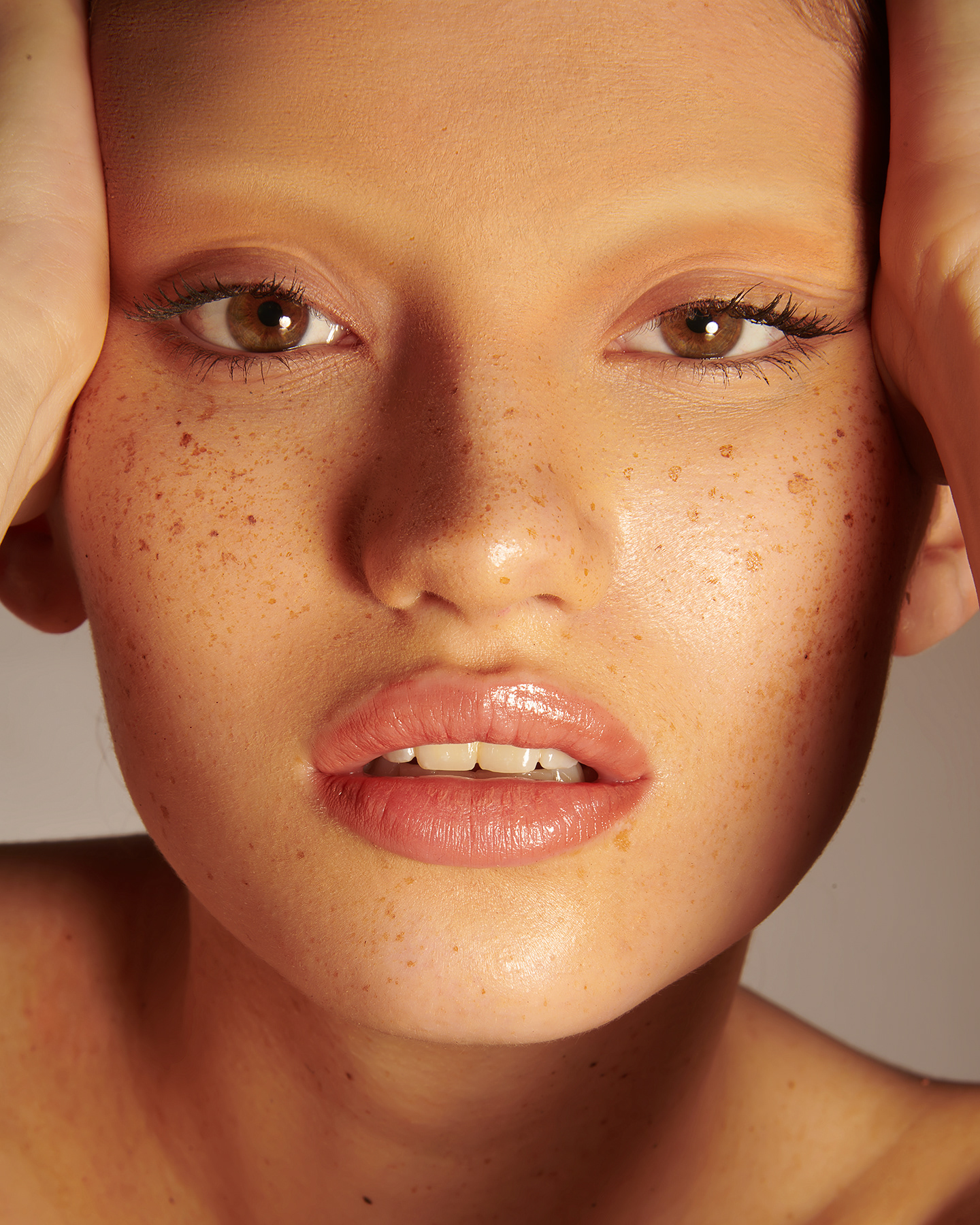 CLEAN AND DEWY SKIN FINISH WITH FRECKLES & NO EYEBROW