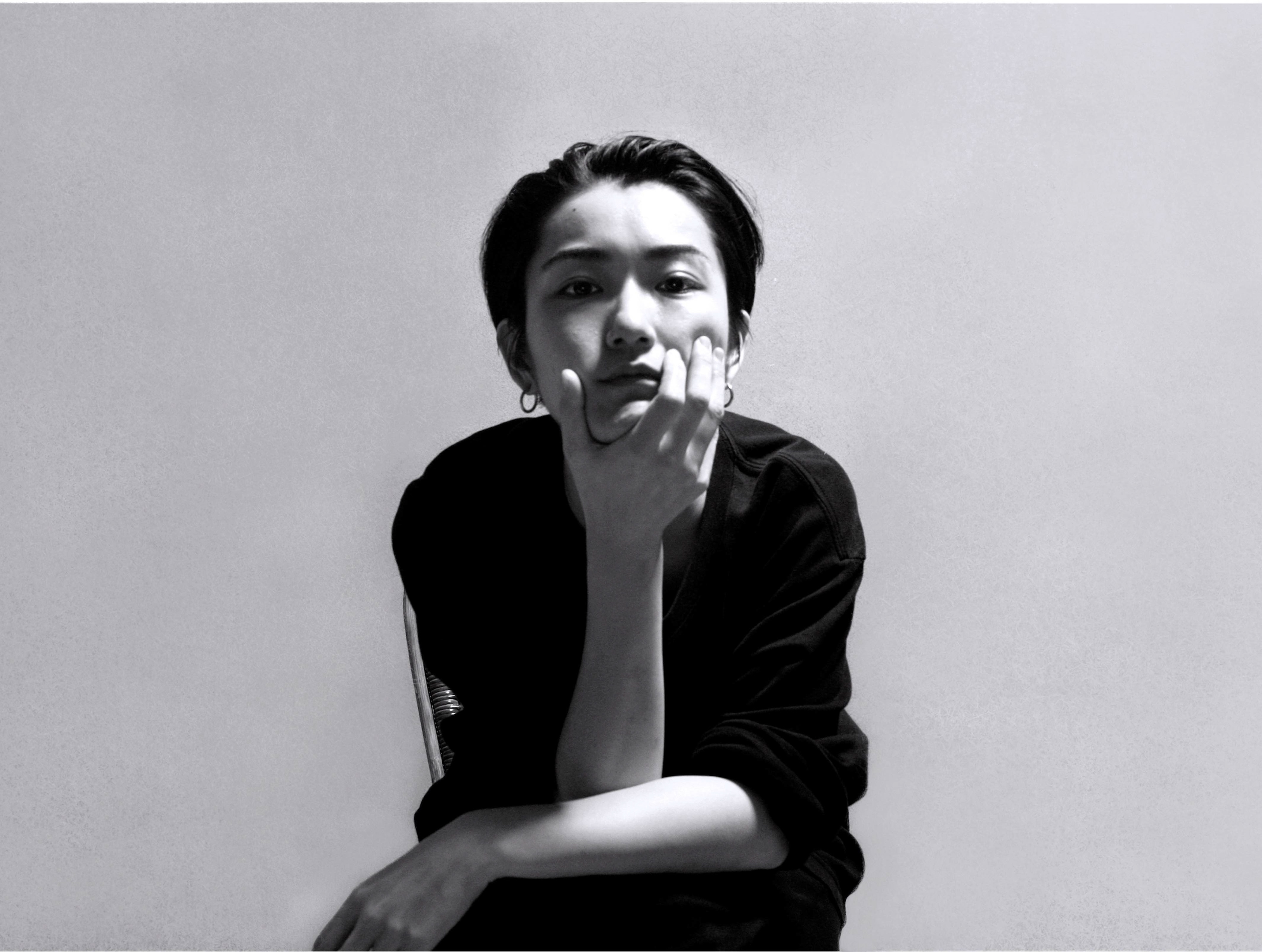 MACCIU……京都府宇治市出身の作家/グラフィックデザイナー。 作品提供は国内外を問わずメーカー、公共施設書籍、TV番組、音楽業界など多岐に渡る。 ANAやNIKEなどへのグラフィック提供から、NHKの番組タイトルロゴ制作、有名ミュージシャン、アパレルブランドなどとのコラボレーションまで様々。