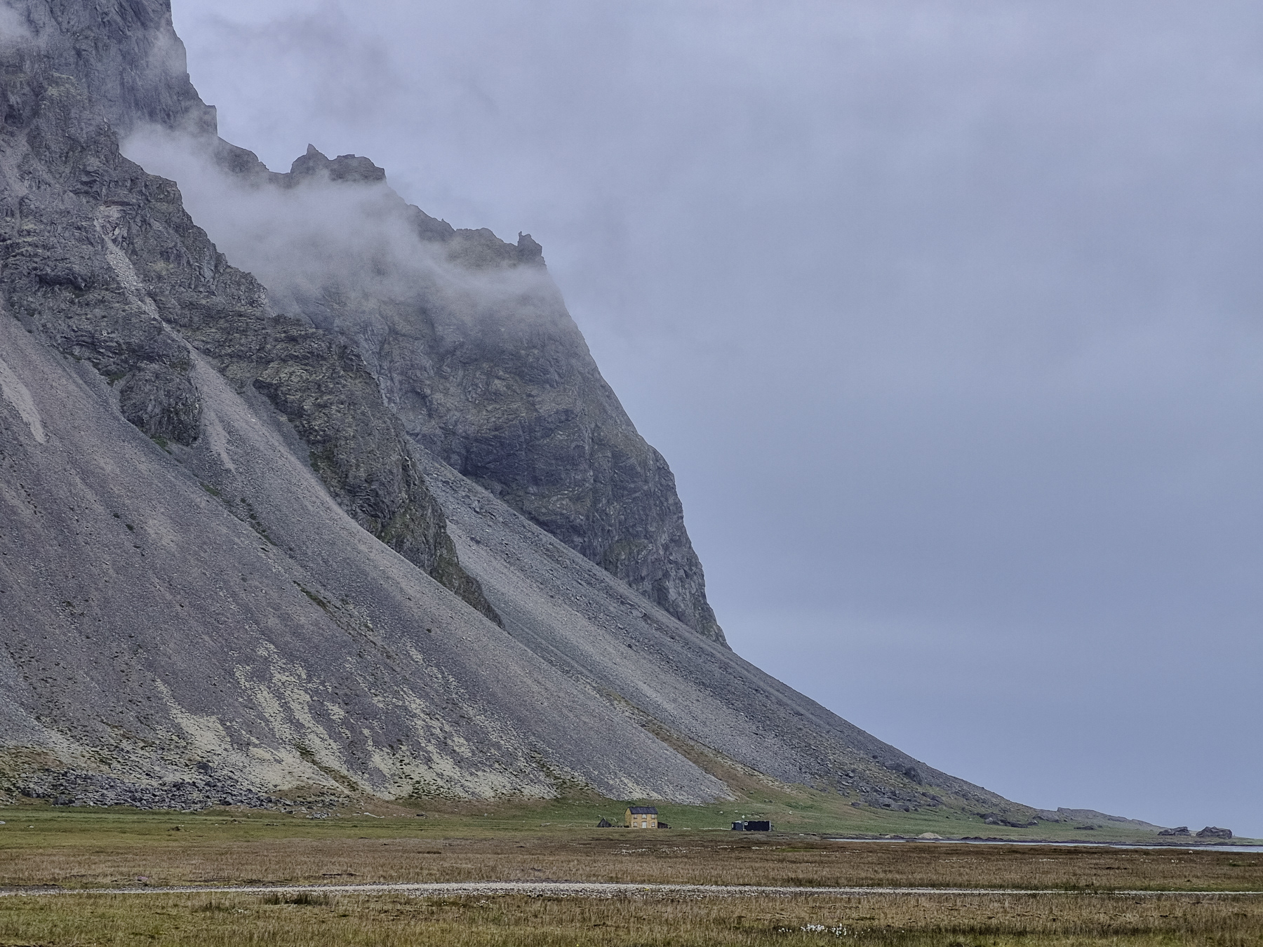 A single property at the foot of the Vesturhorn mountains.