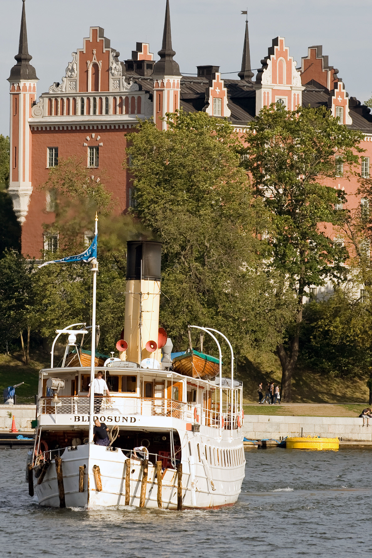 The old Admiralty is the first large building on the west bank, clearly recognizable by its pink-terracotta color and turrets. It was built in 1648 in what seems to be officially called the German-Dutch style. Seen here in 2007.
