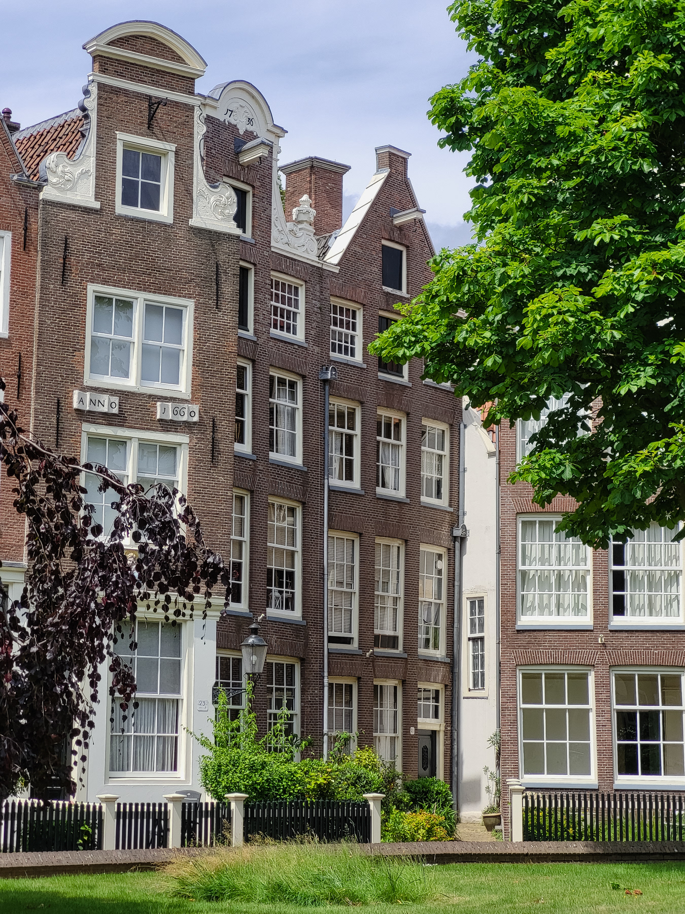 Detailed view of the Begijnhof, with buildings from the 1600s.
