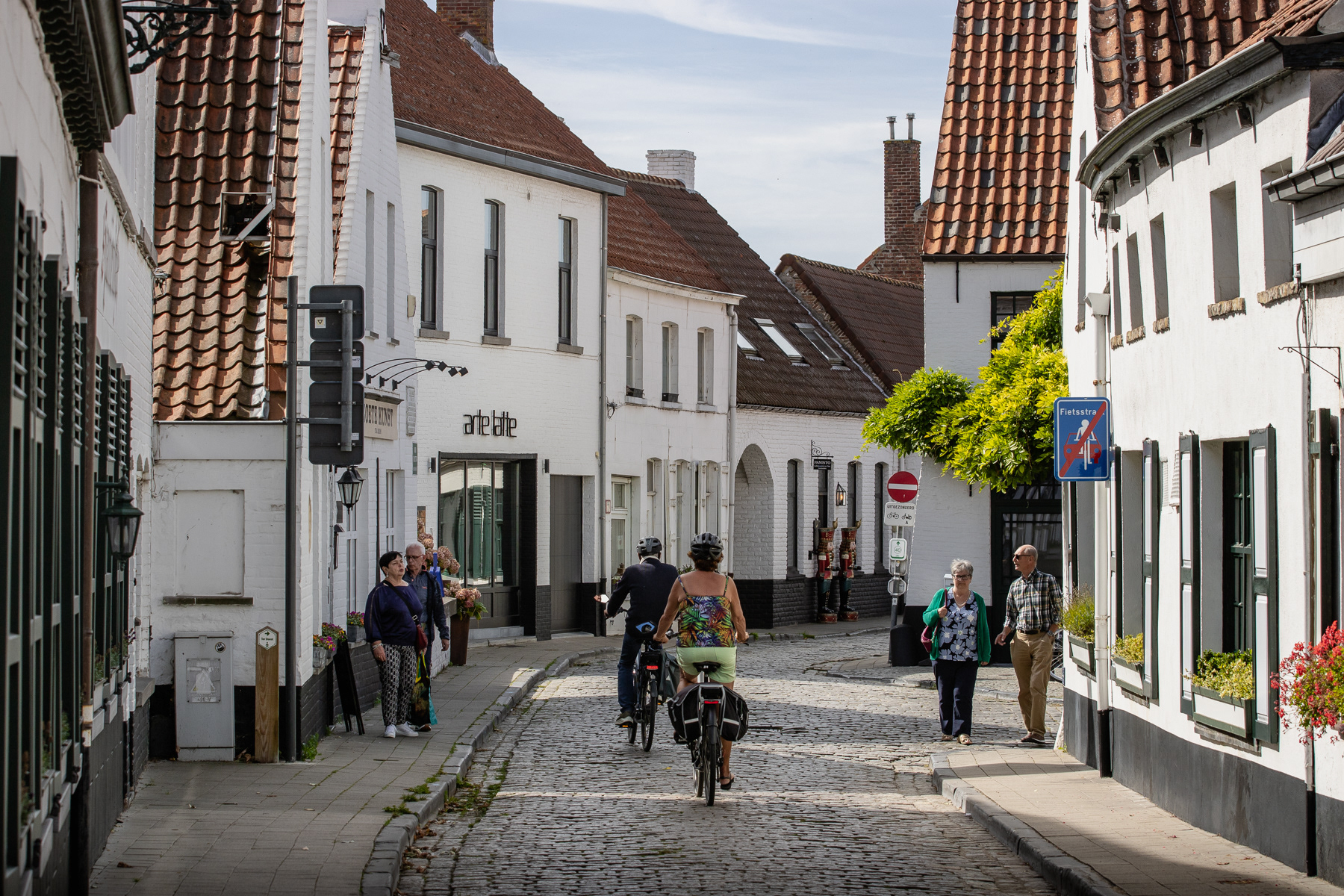 All white-painted houses in the centre of Lissewege, September 2025.