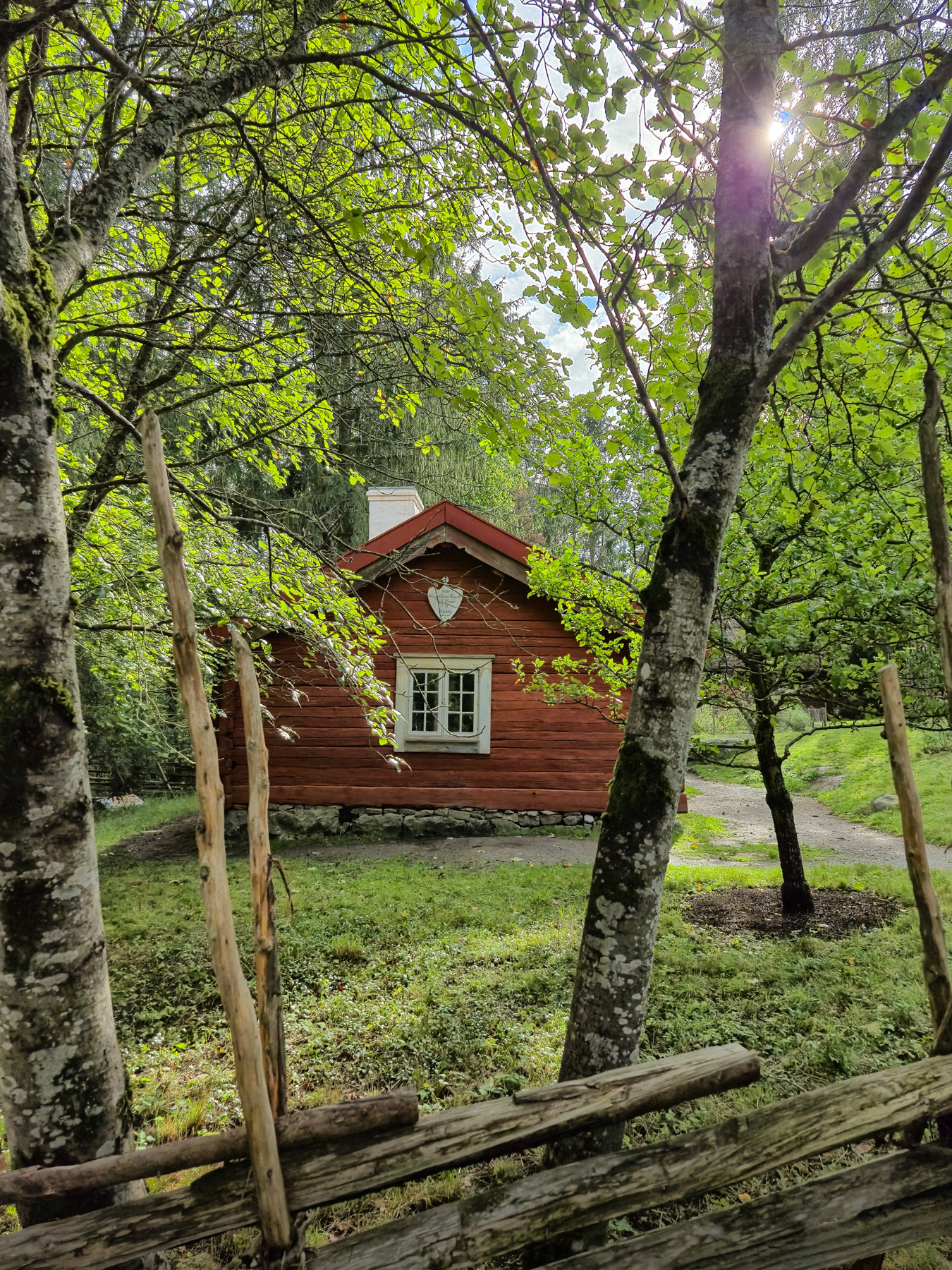 Around the year 1800, soldiers lived in this cabin in Säldefall, in the Kalmar Region. It was moved to Skansen in 1905, and rebuild in 1920.