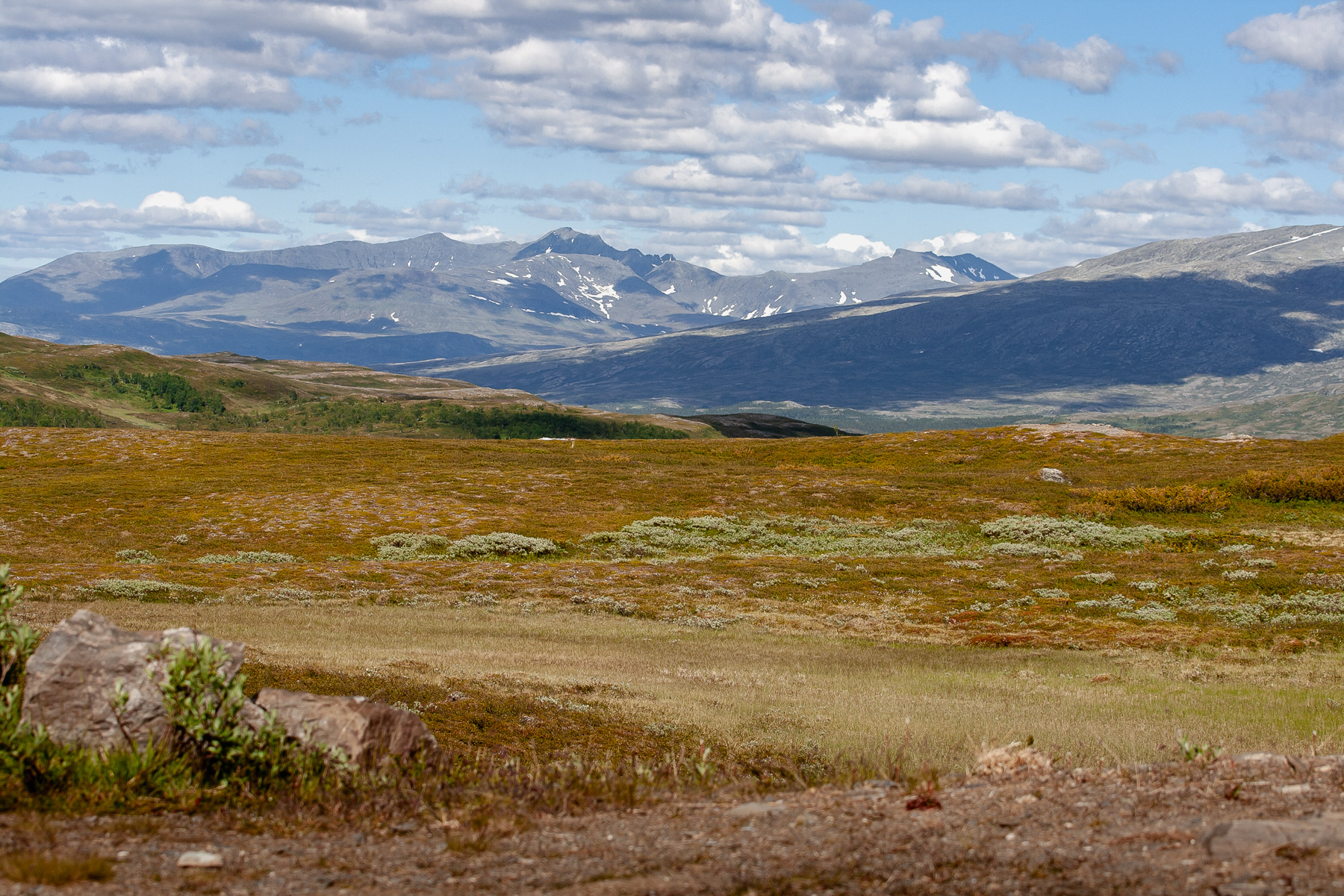 Open space and pointy mountain peaks.