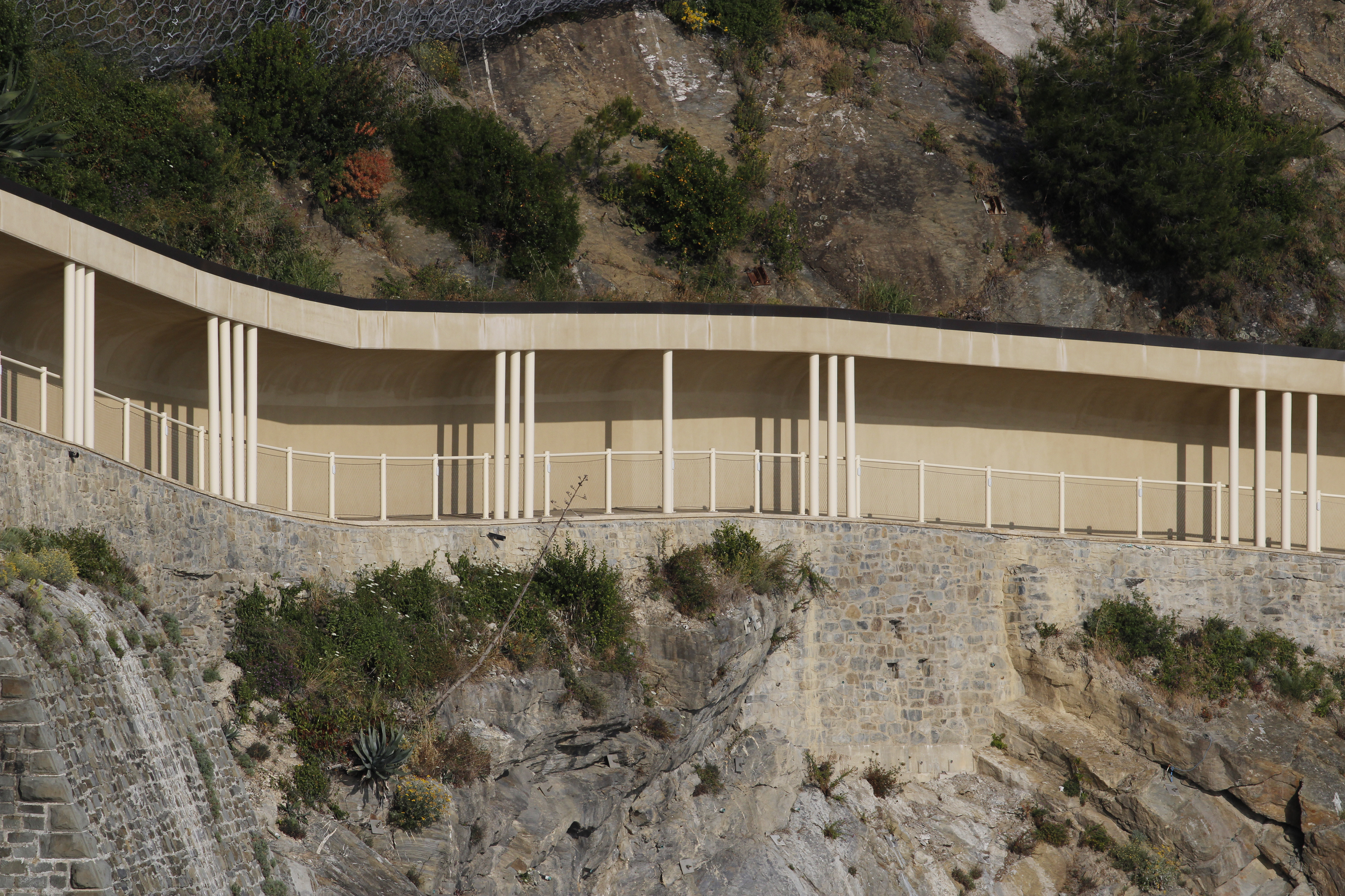 The northern part of the Via dell'Amore, in Manarola, starts with a covered pathway.