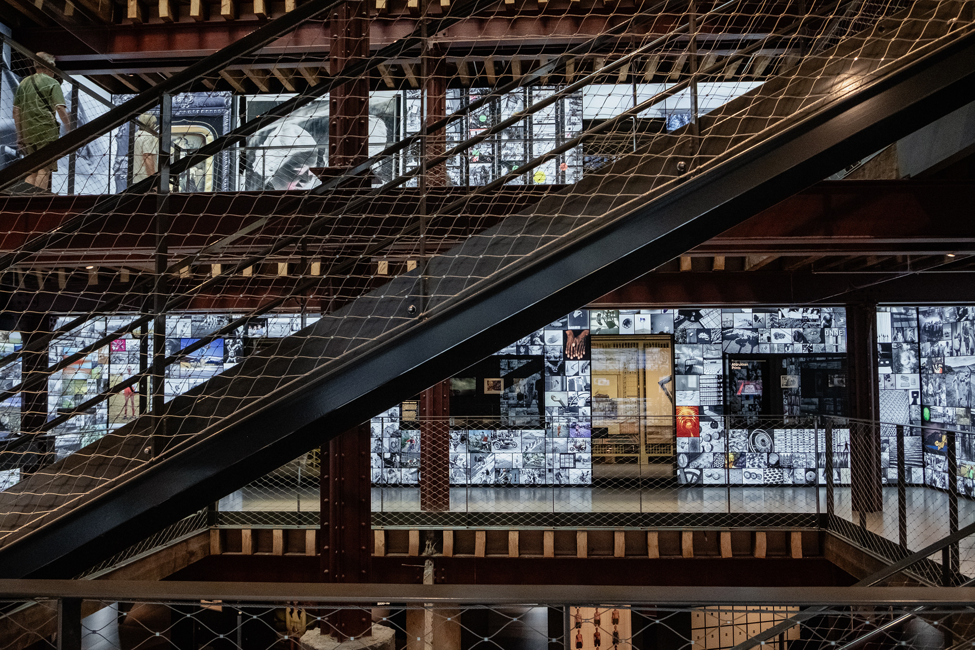 Horizontal and diagonal lines created in the central staircase, keeping an industrial feeling to it.