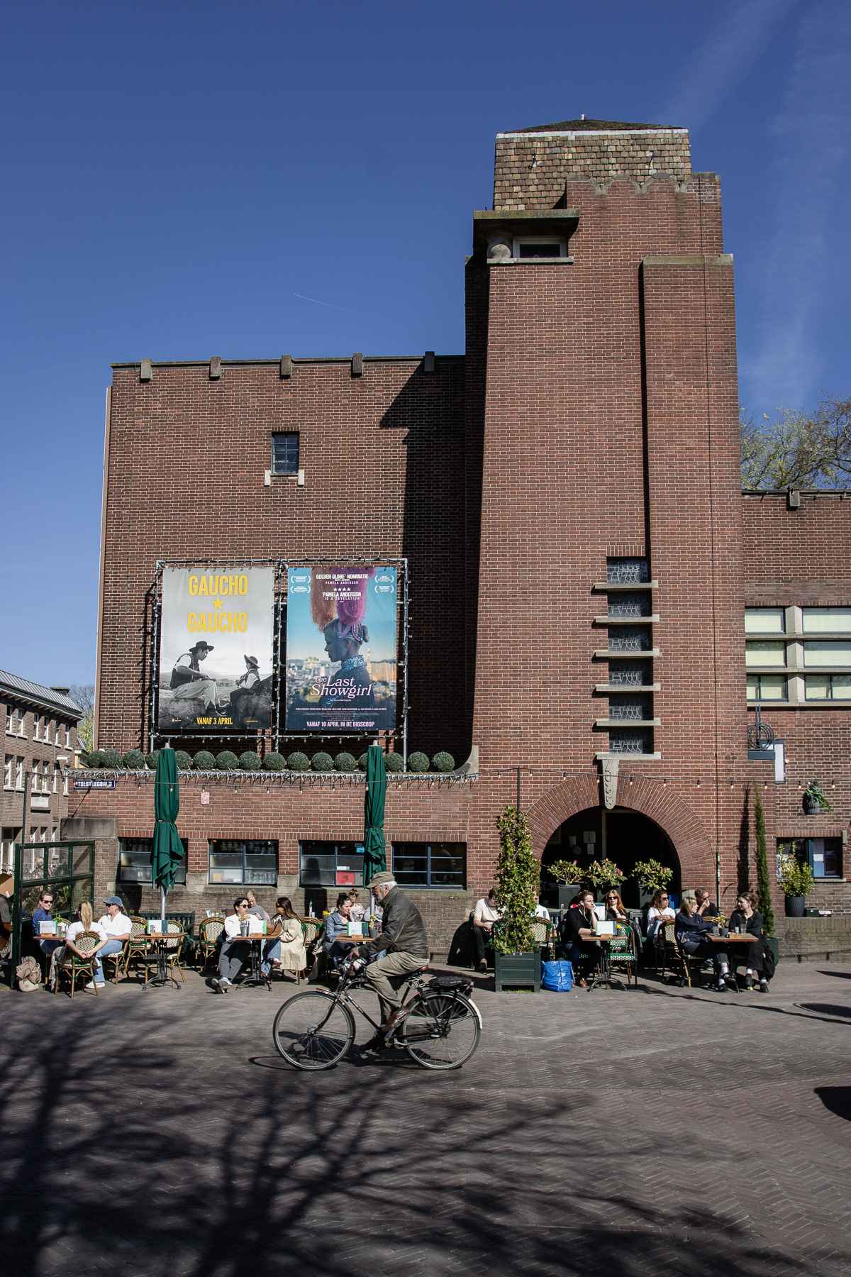 Cultural centre in the former police station. Built in 1927 in the style of the Amsterdam School, desigend by Johannes Izak Planjer.