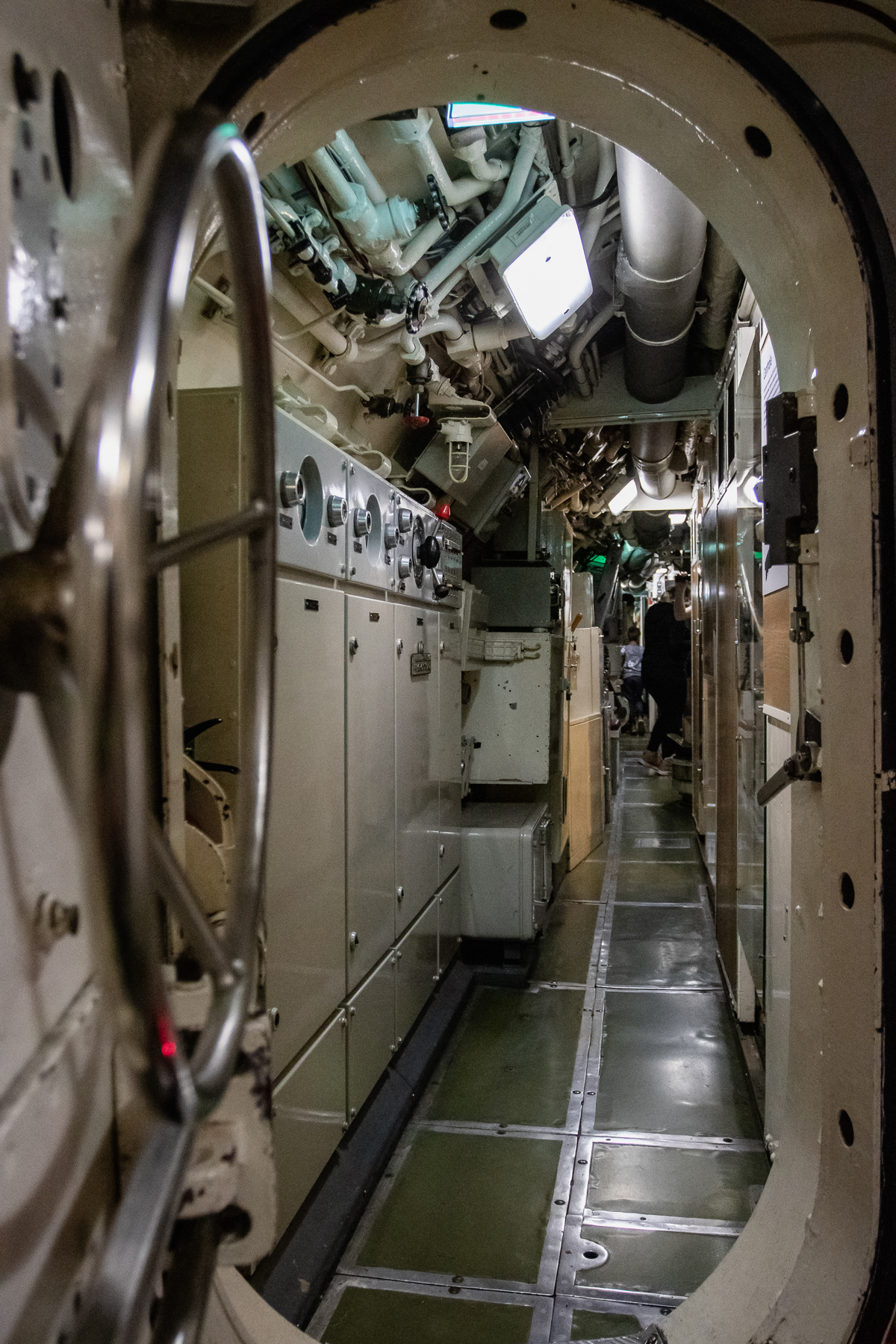 A gateway in the mid section of the boat.