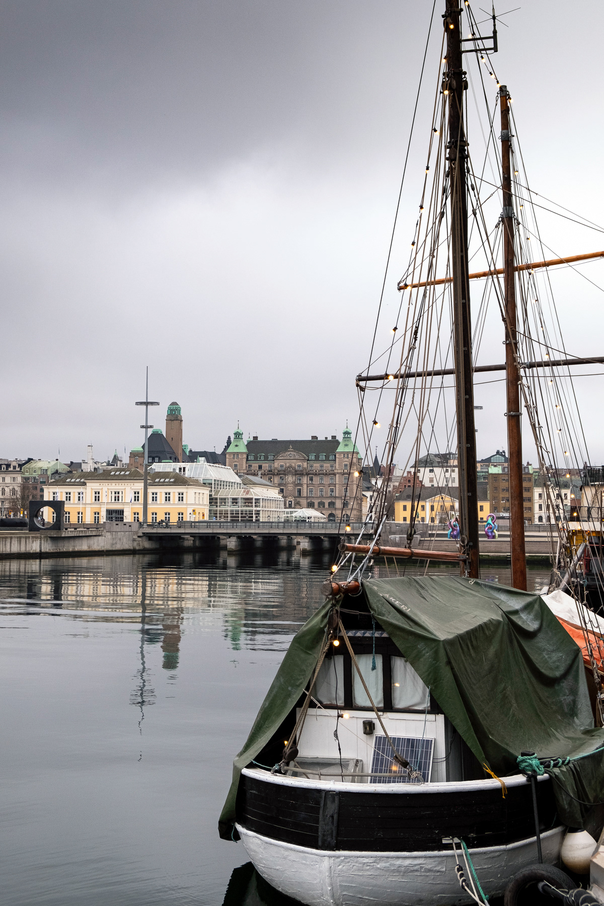 Just behind the bridge on the left hand side the Börshuset. It was never used for trading, but served as the Customs House (Stora Tullhuset) from 1879 to 1979. Today it is an office building.