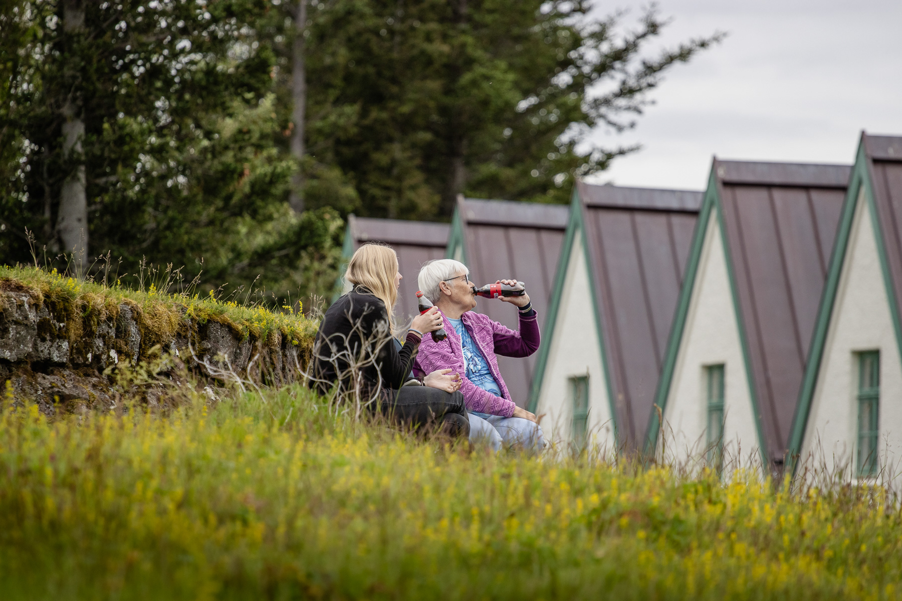 Two wmen taking a break with a drink at the Prime Minister's Summer House in Thingvellir National Park.