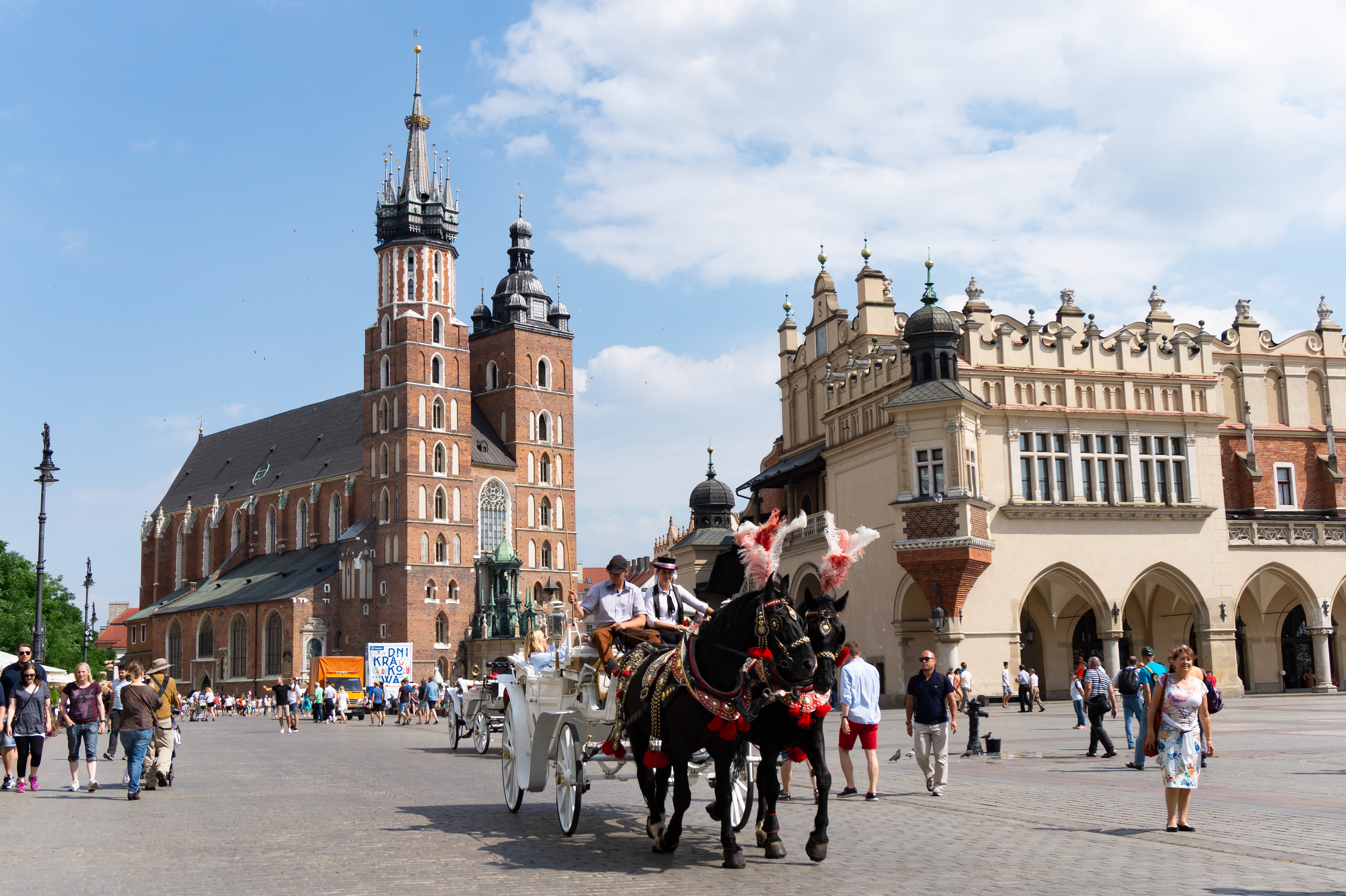The main square (Rynek) with the Saint Mary's Basilica (Kościół Mariacki), the Cloth Hall (Sukiennice) and the touristic horse and carriage