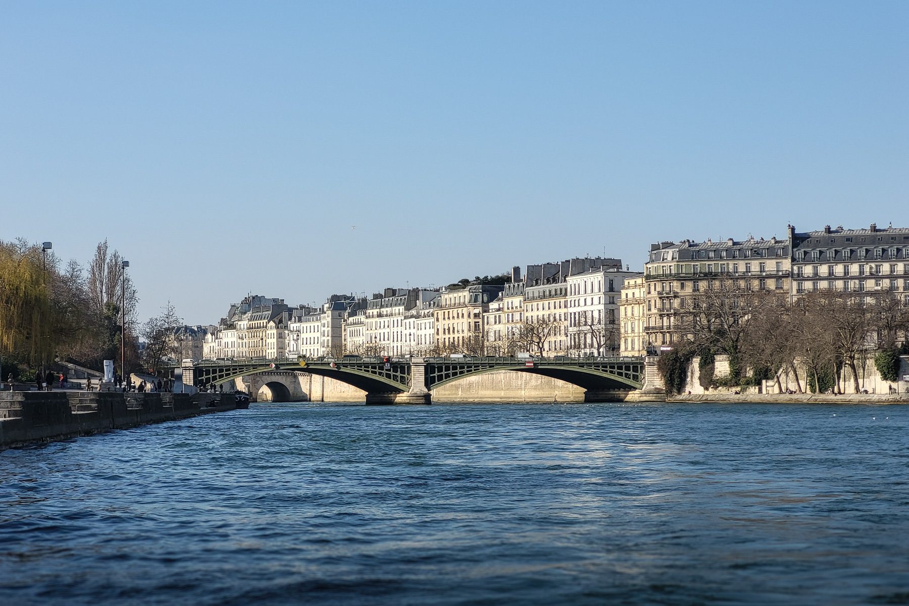 Coming up to the bridges that connect the two centre islands—Île Saint-Louis and Île de la Cité, with the northern banks of the river Seine, March 2023.