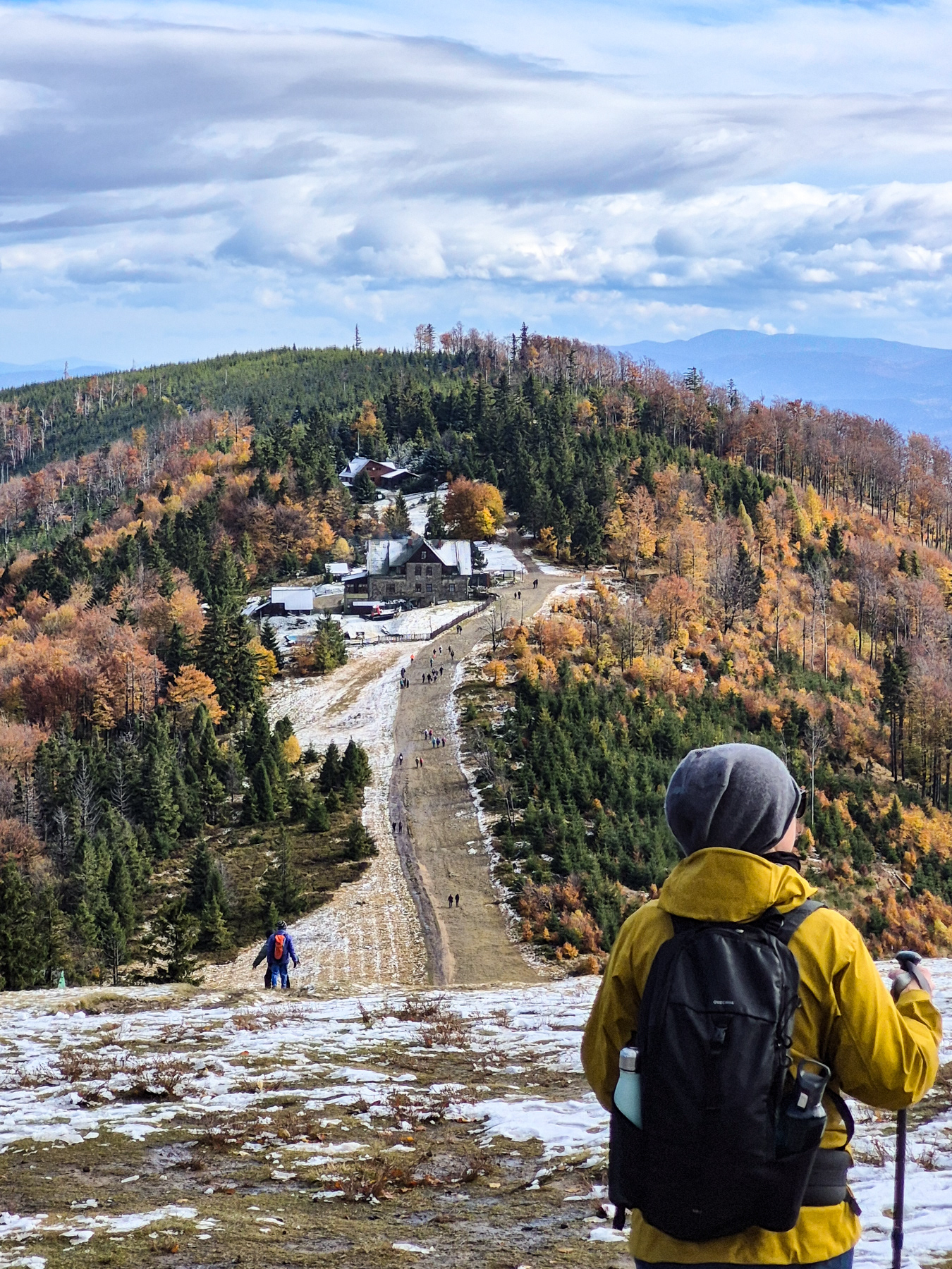 View from Klimczok to the little lower situated shelter/restaurant ("schronisko"), October 2025.