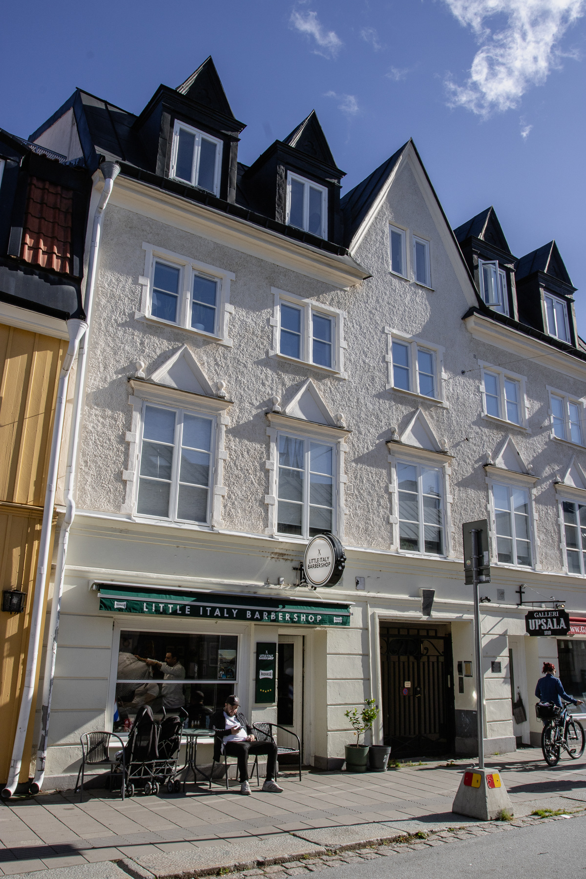 Cafés and shops at Svartbäcksgatan, September 2025.