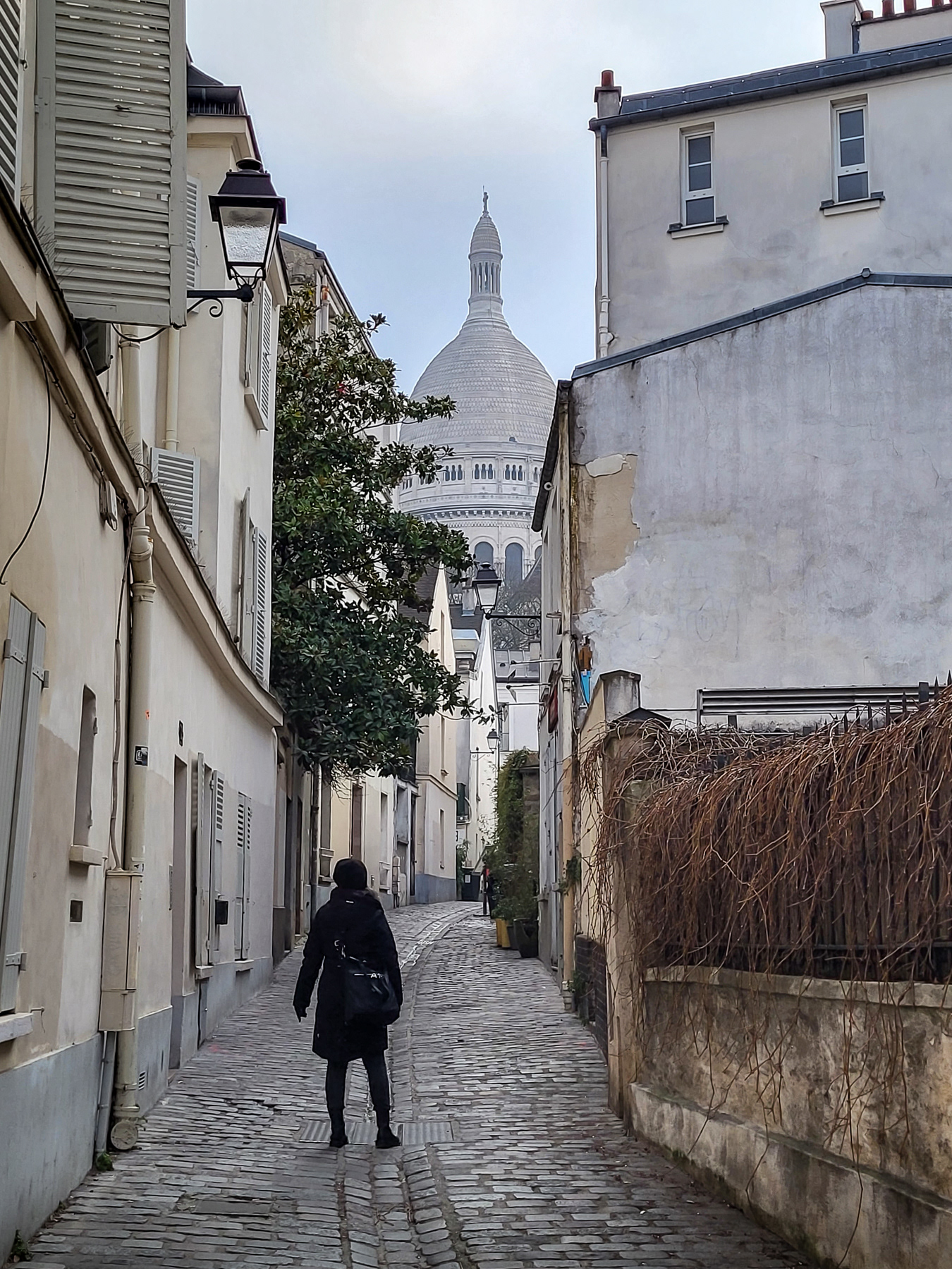 Side-street near the Sacré-Cœur cathedral, March 2023.