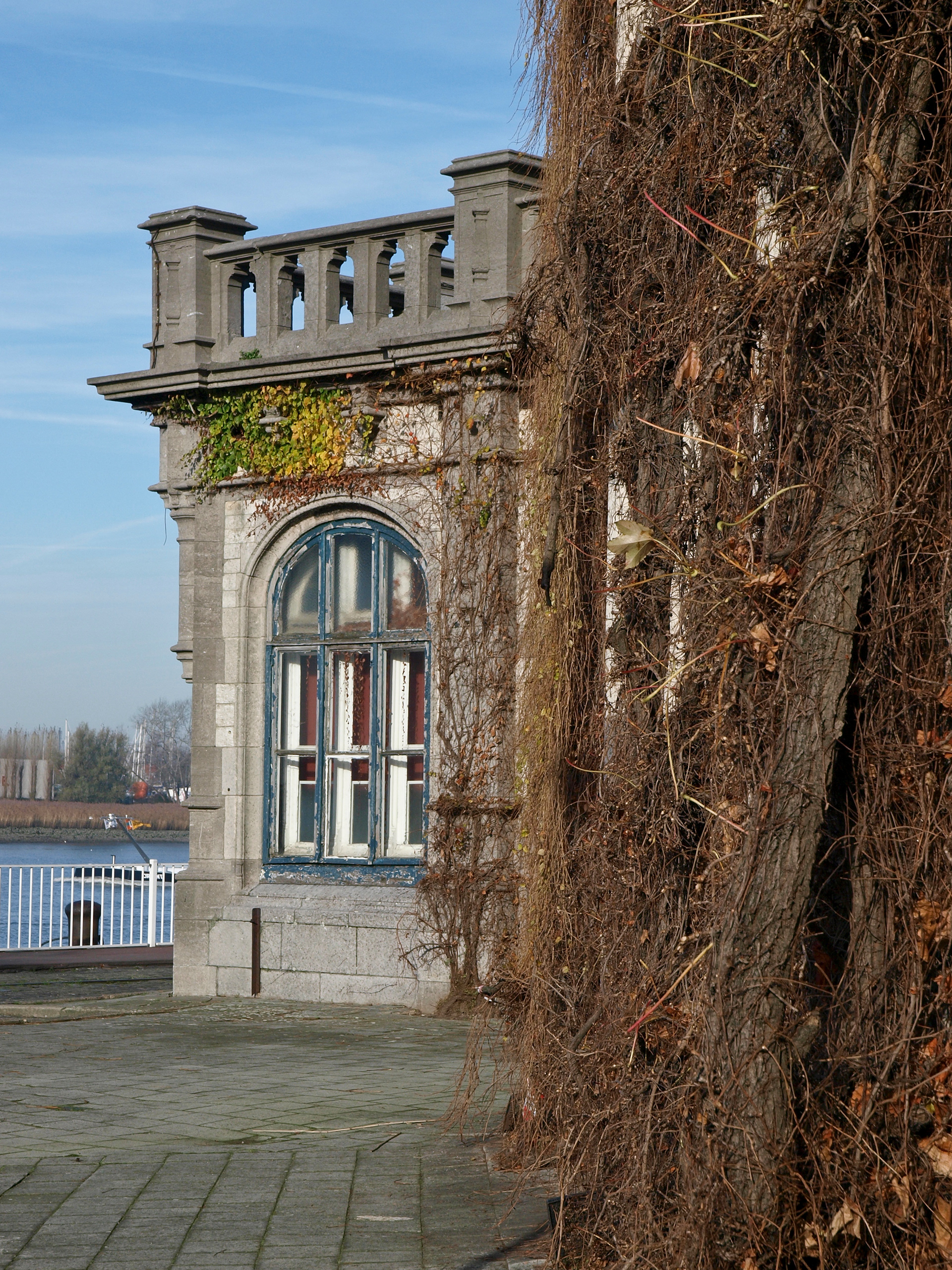 Side wall of Het Steen.