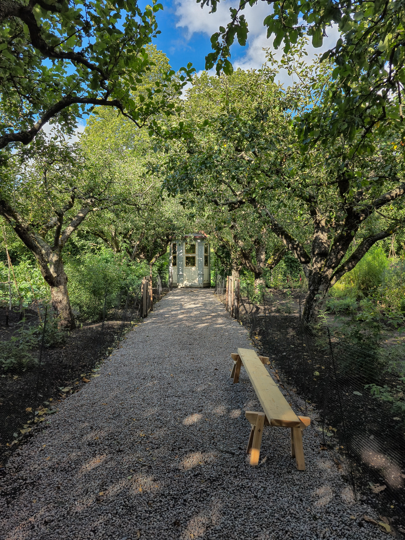 A tea house, in Swedish: lusthus.