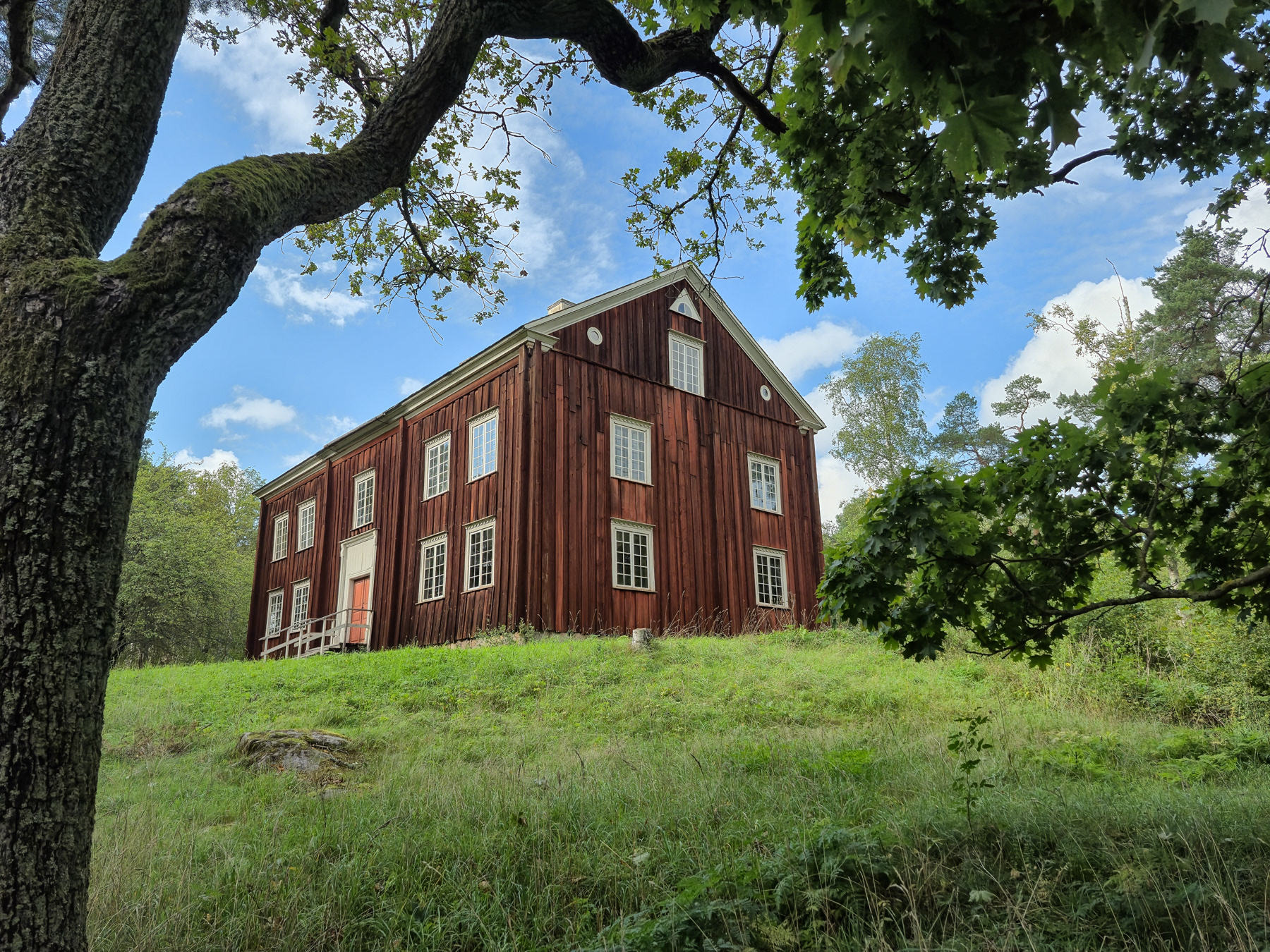 Ekshäradsgården, the estate house from Norra Skoga, in the Ekshärads area of the Värmland region, from the 1820s. Located at Skansen since 1953.
