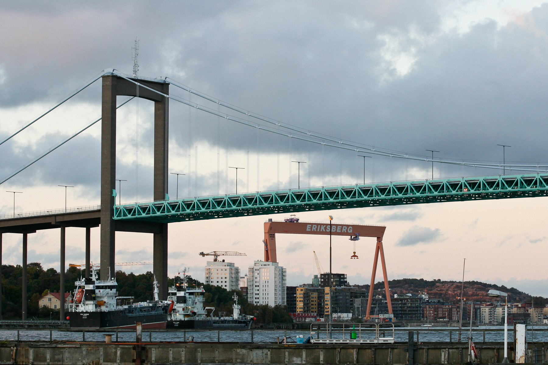 The Älvborgsbron bridge and the Eriksberg crane, October 2012.