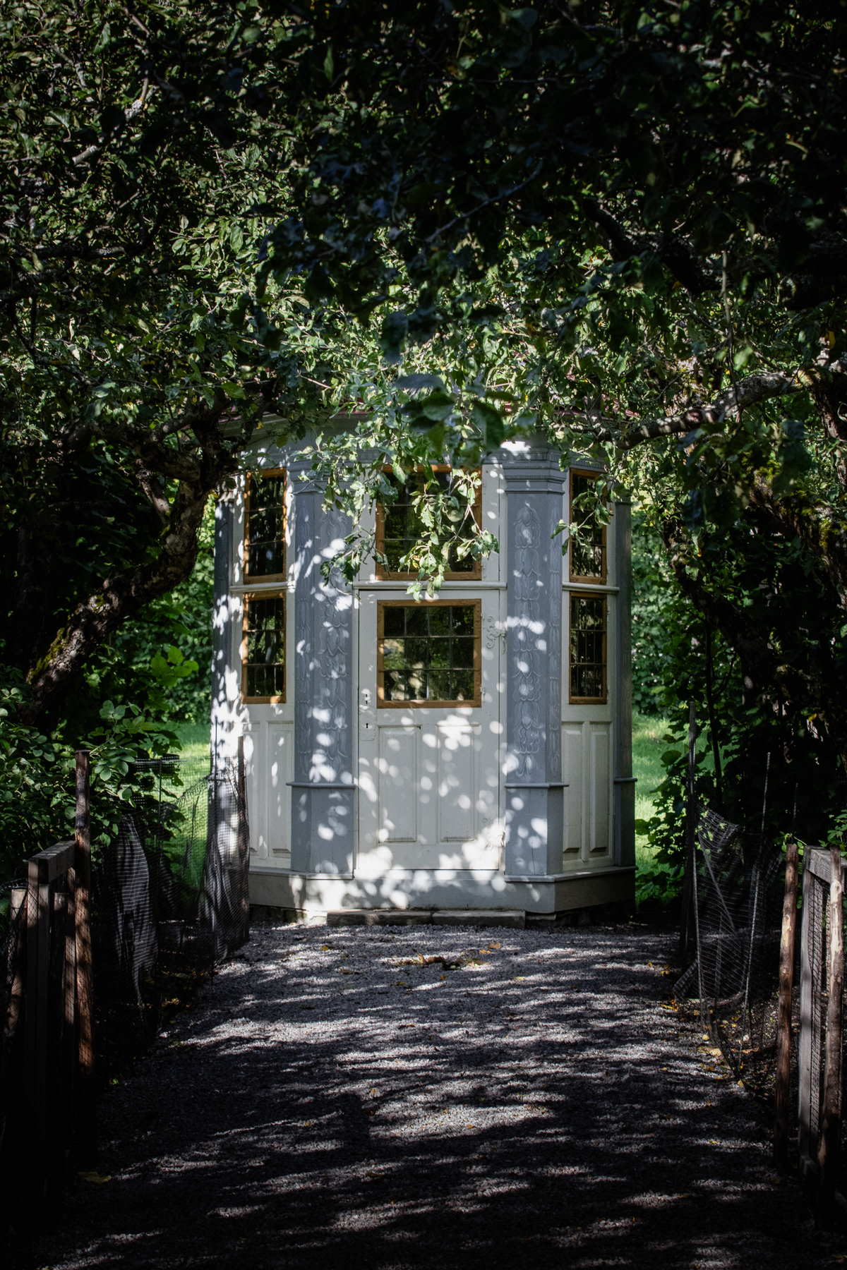 A tea house, in Swedish: lusthus.
